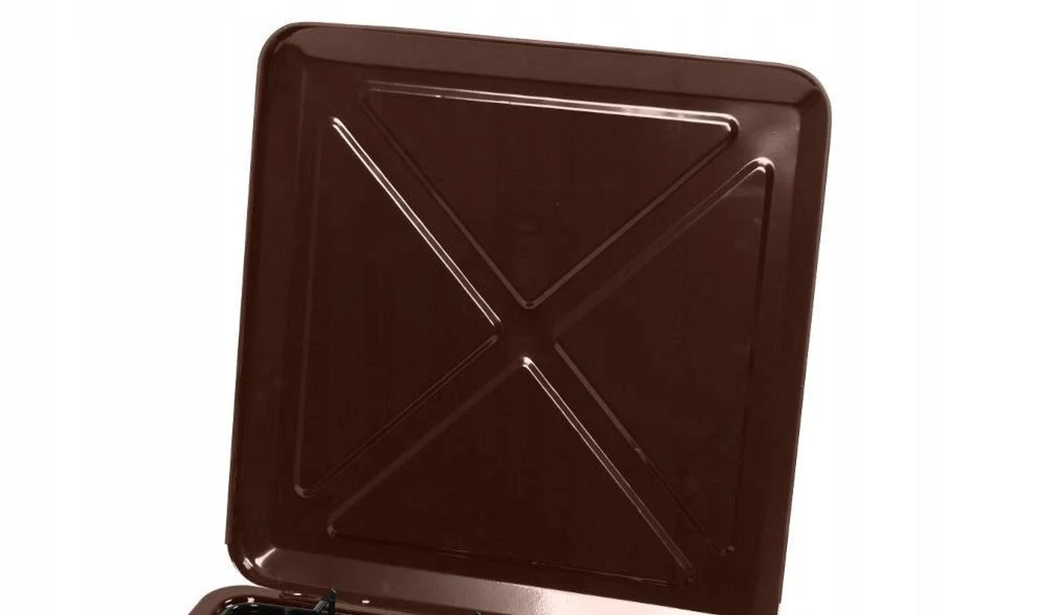 Brązowa pokrywa kuchenki z wzorem w kształcie litery X. Białe tło.