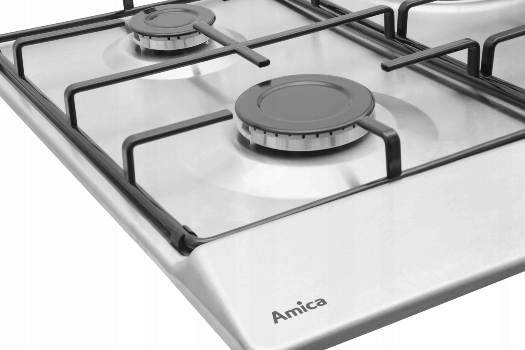 Primo piano di un fornello a gas in acciaio inossidabile con quattro fuochi e il logo "Amica".