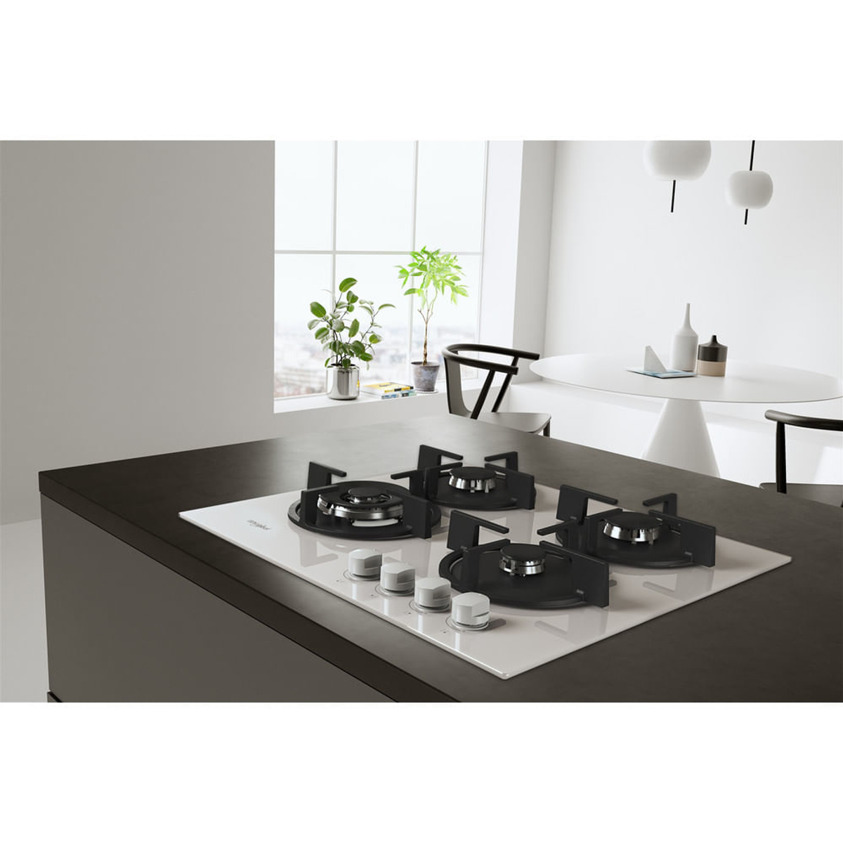 Un'isola cucina con piano cottura bianco. Lo sfondo mostra finestra, tavolo, sedie e piante.