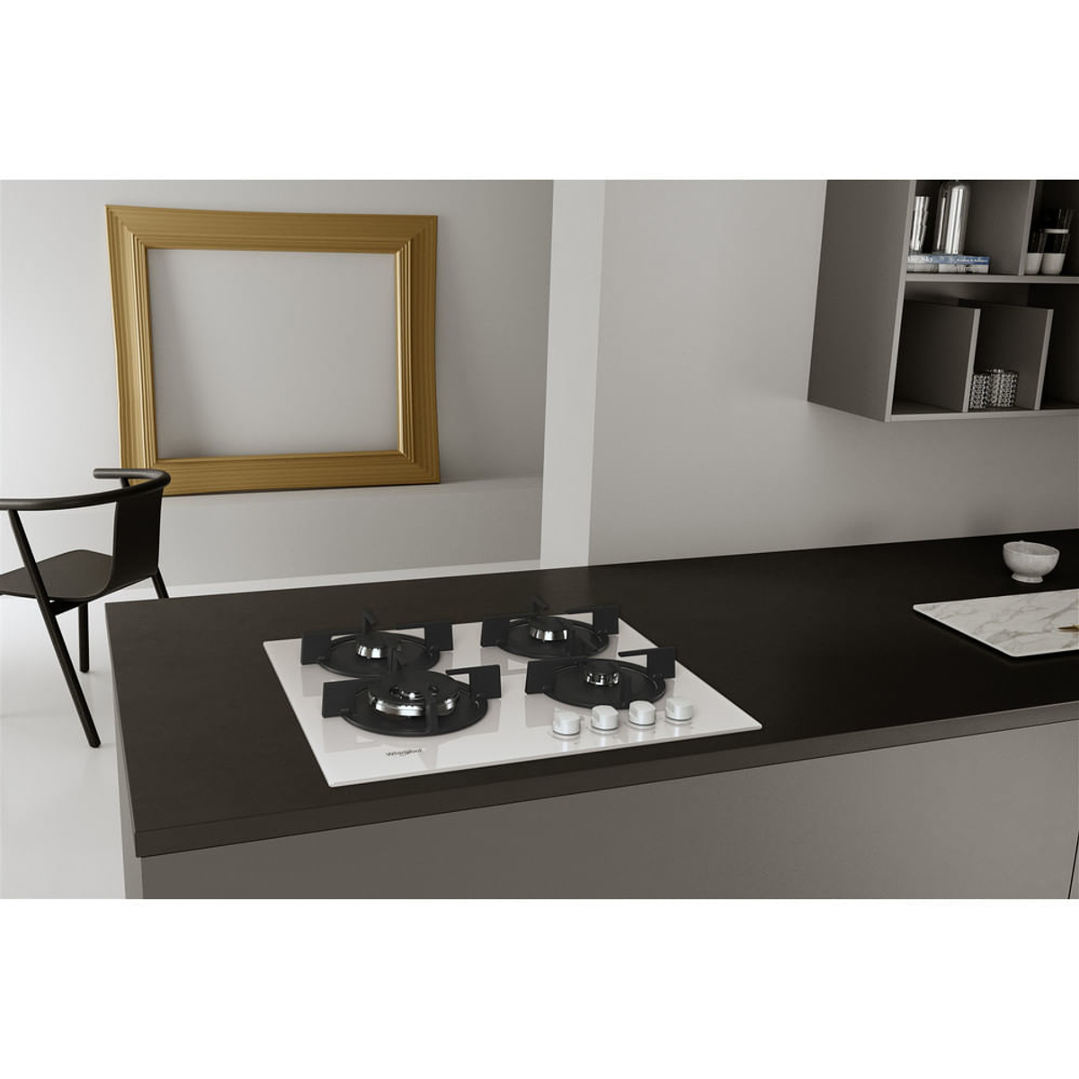 Piano cucina con piano cottura a gas. Sfondo: sedia e quadro.