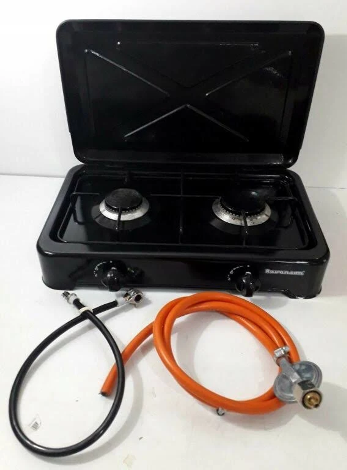 Czarna przenośna kuchenka gazowa z dwoma palnikami, pomarańczowym wężem i regulatorem gazu.