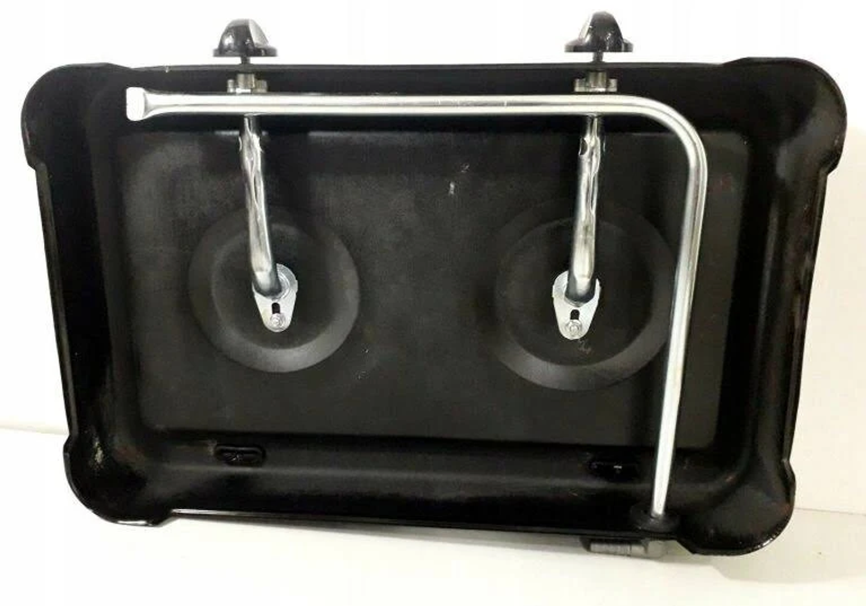 Czarny przenośny palnik kempingowy z dwoma palnikami i uchwytem.