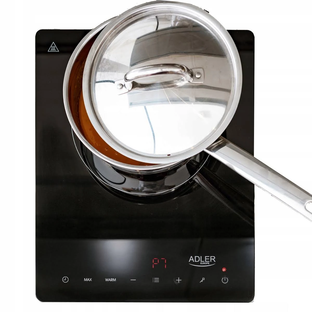 Czarna płyta indukcyjna z garnkiem i pokrywką, wyświetlająca ustawienie.