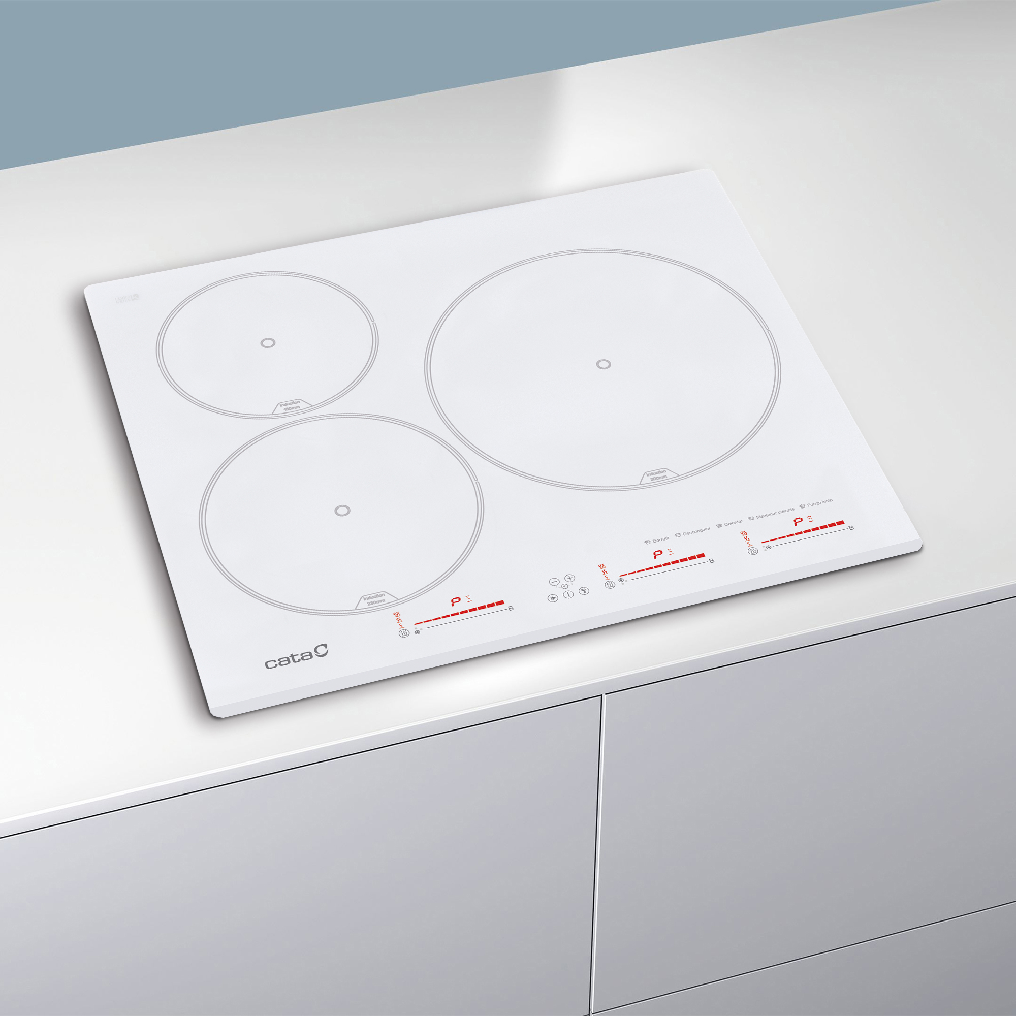 Encimera de inducción blanca de tres anillos, con panel de control y luces indicadoras rojas. Se encuentra sobre una encimera blanca.