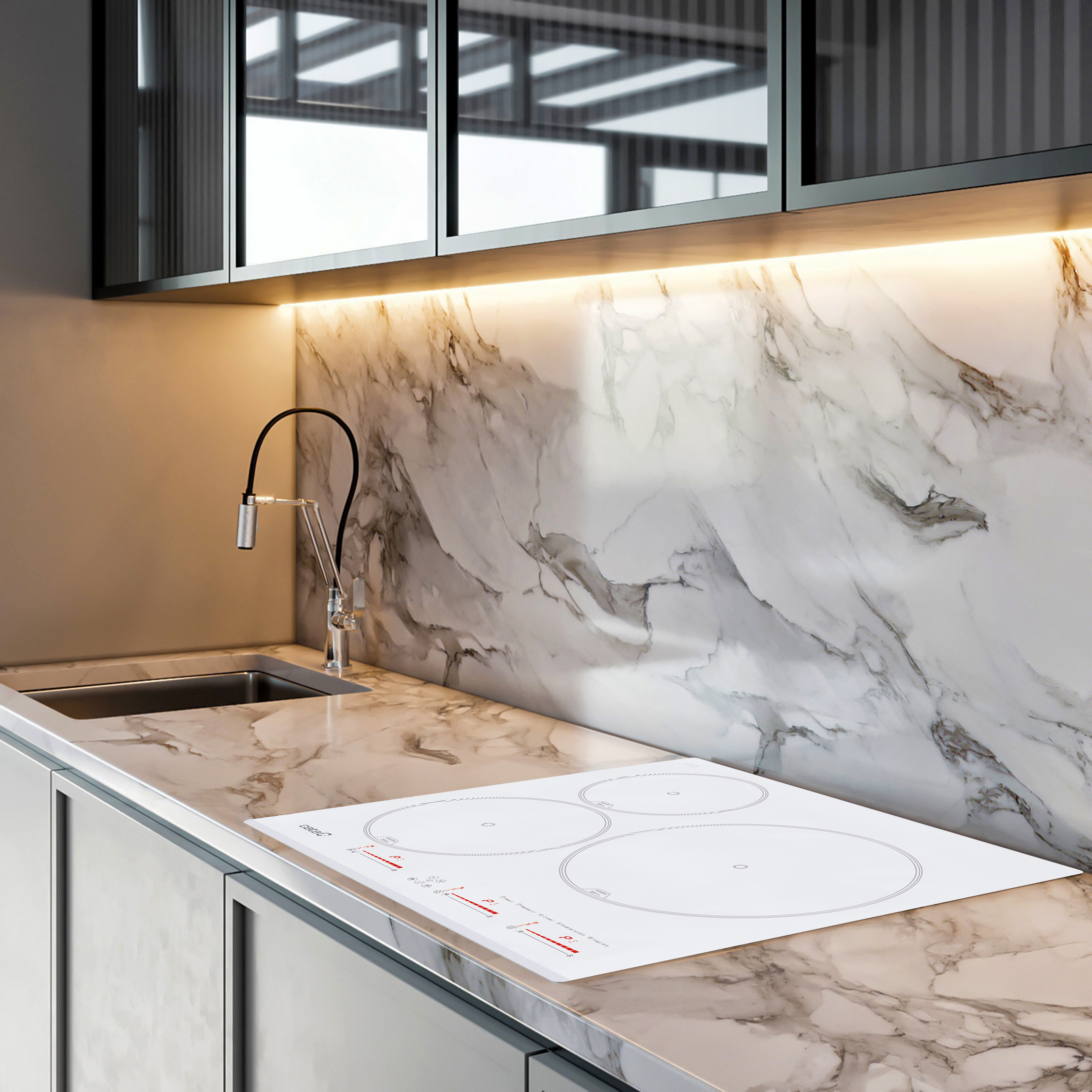 Encimera de cocina con una placa de inducción blanca y un patrón de mármol en la pared.