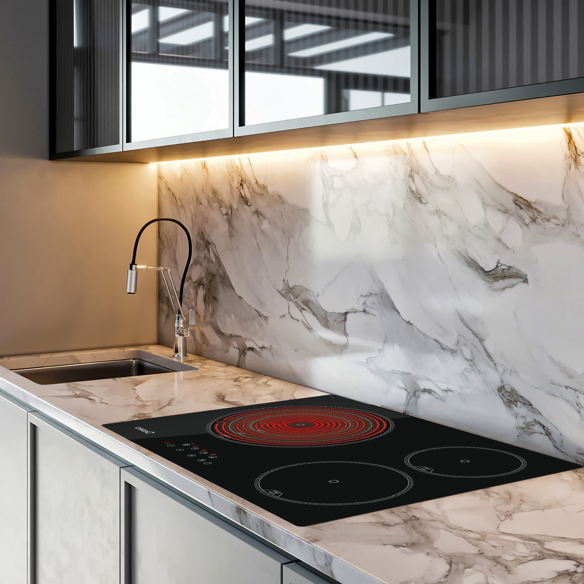 Blat kuchenny z płytą indukcyjną. Zlew i szafki w tle.