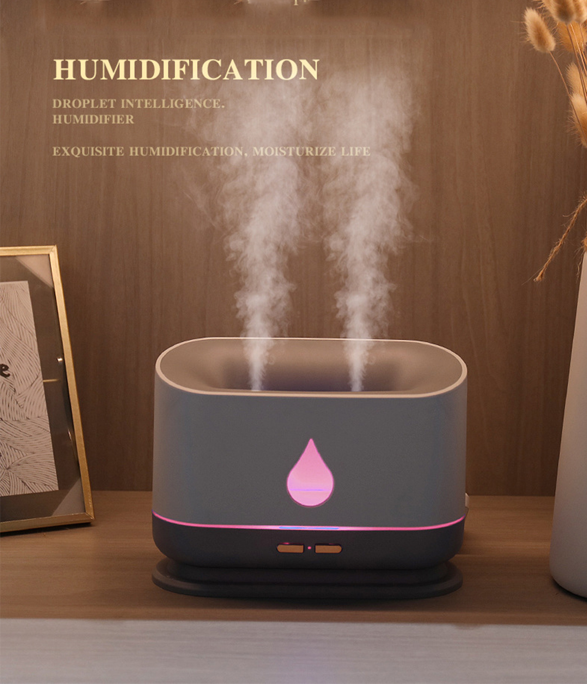 Ein grauer Luftbefeuchter mit aufsteigendem Dampf, rosa Licht und einem Holztisch.