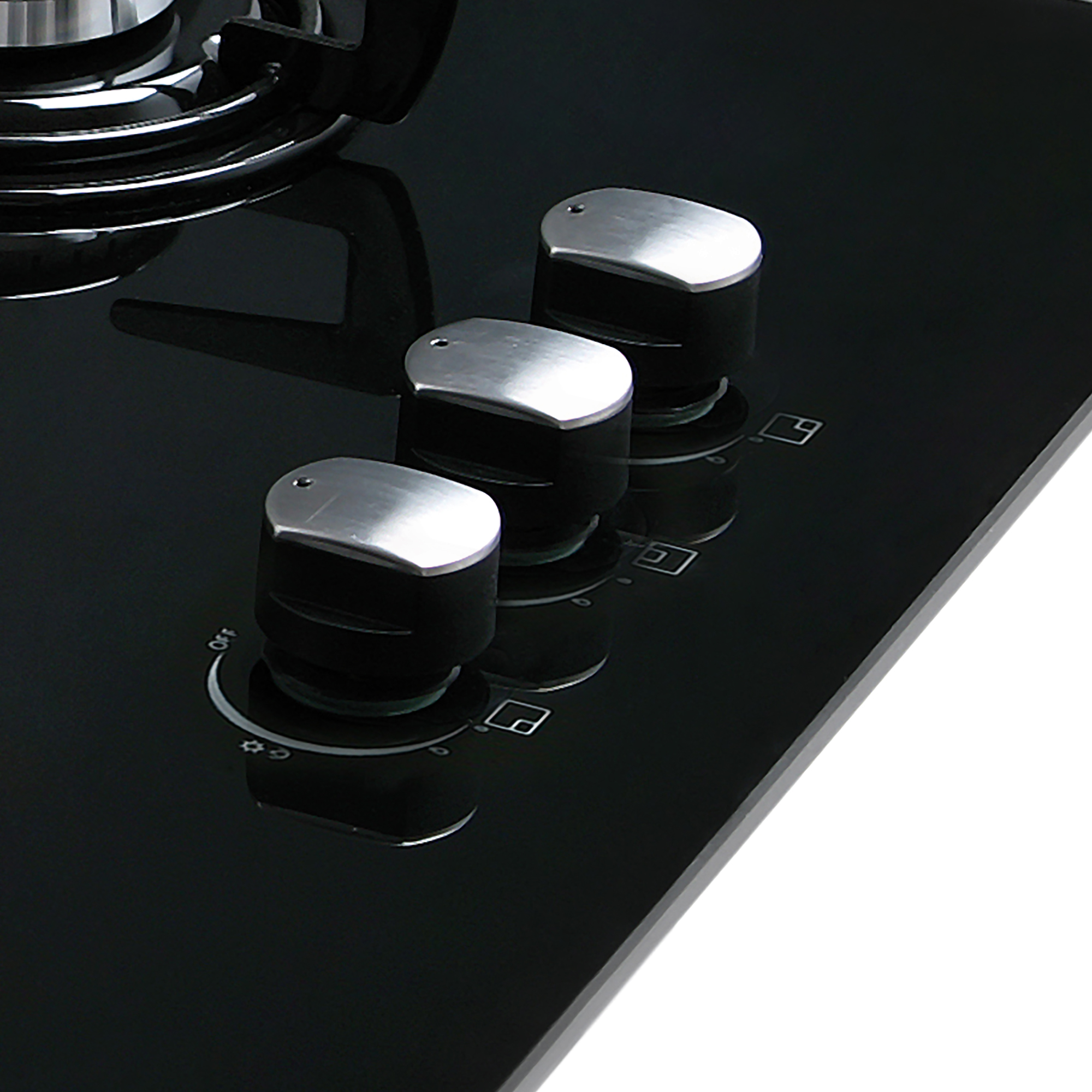 Primer plano de perillas de estufa negras sobre una superficie de vidrio negro, con fondo blanco.