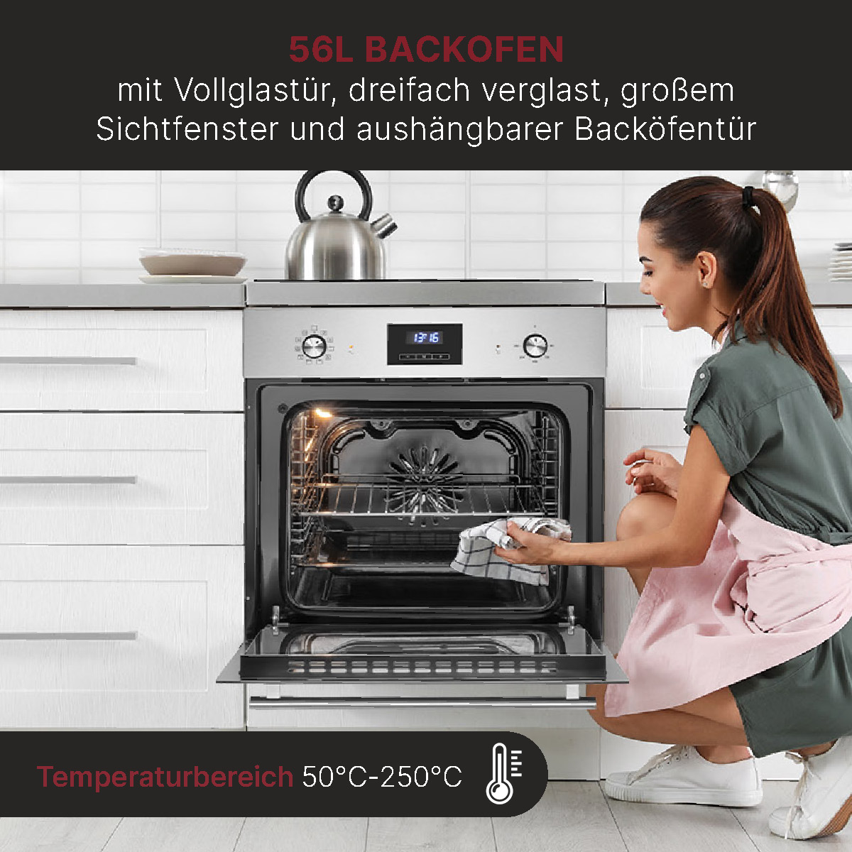Eine Frau kontrolliert Essen in einem offenen Ofen. Der Ofen steht in einer weißen Küche. Text: '56L BACKOFEN'.