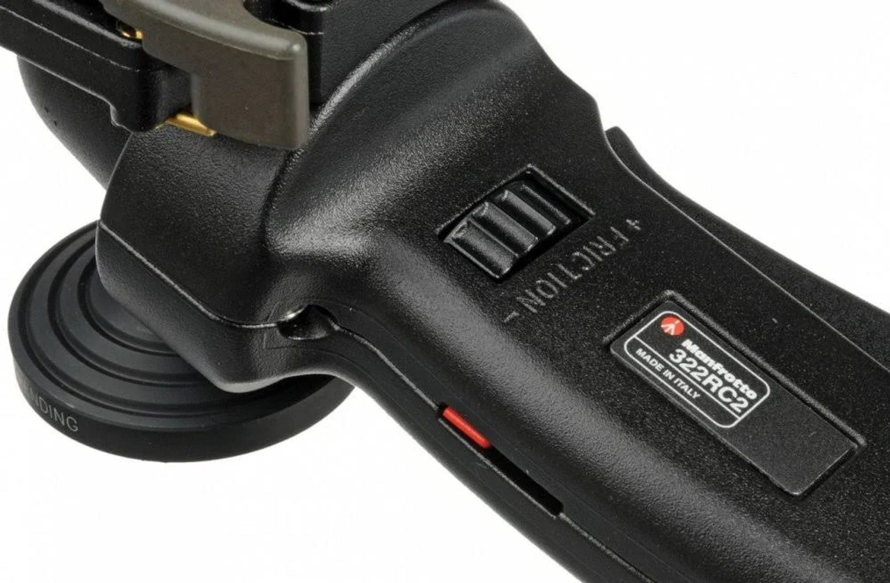 Primer plano del control negro del estabilizador de cámara, con ajuste de fricción.