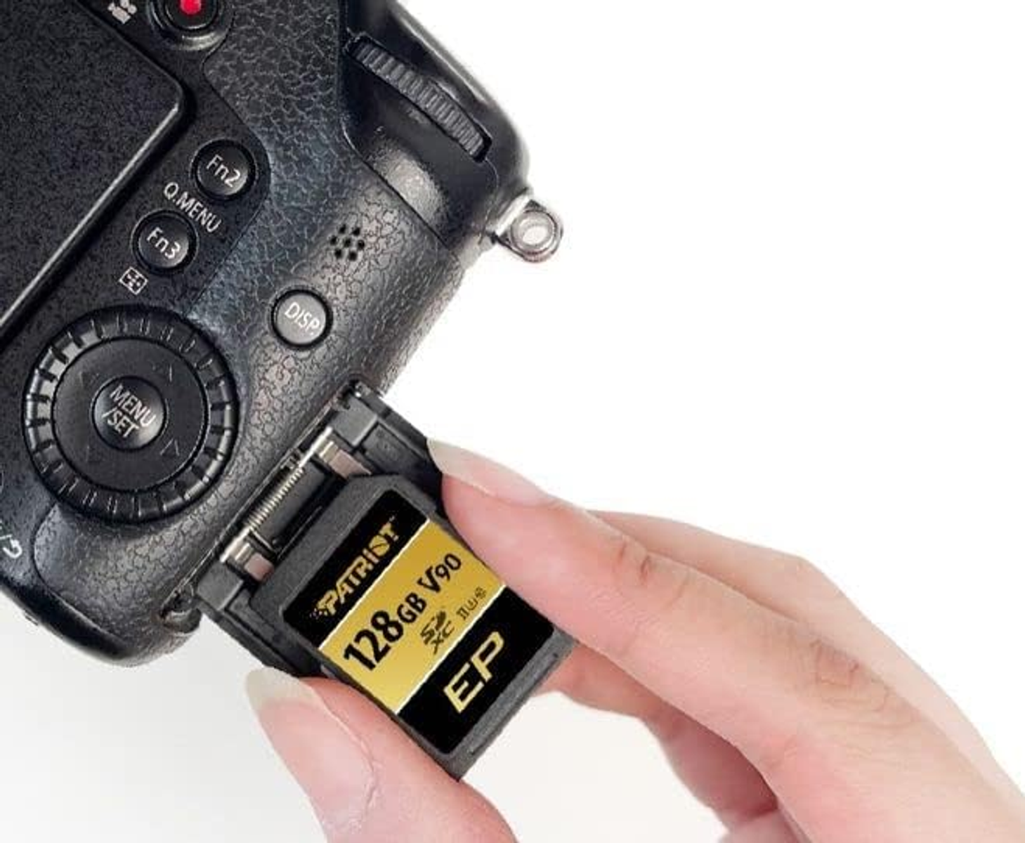 Mano che inserisce una scheda SD Patriot da 128 GB in una fotocamera.