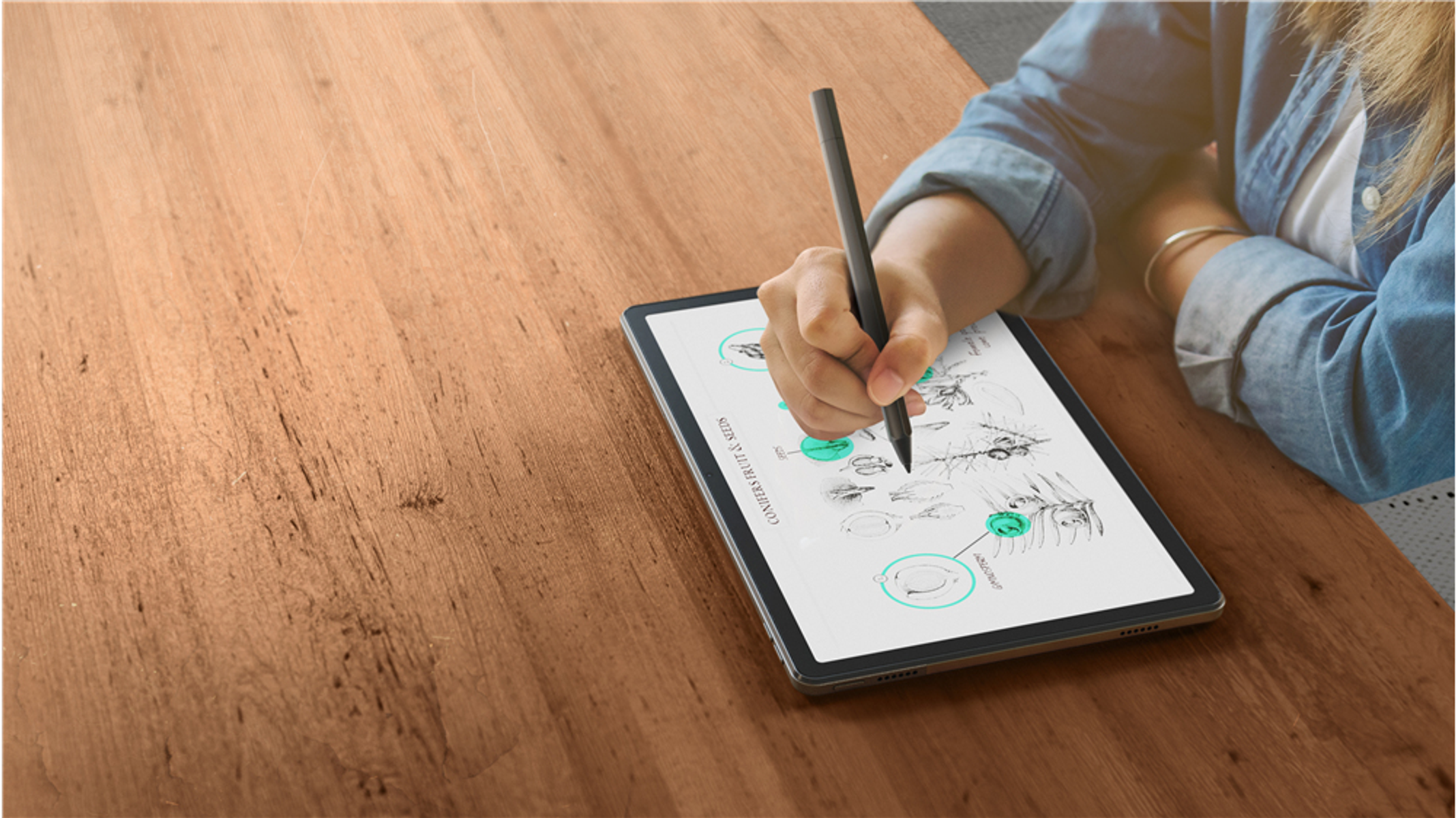 Osoba używająca rysika na tablecie z widocznym rysunkiem.