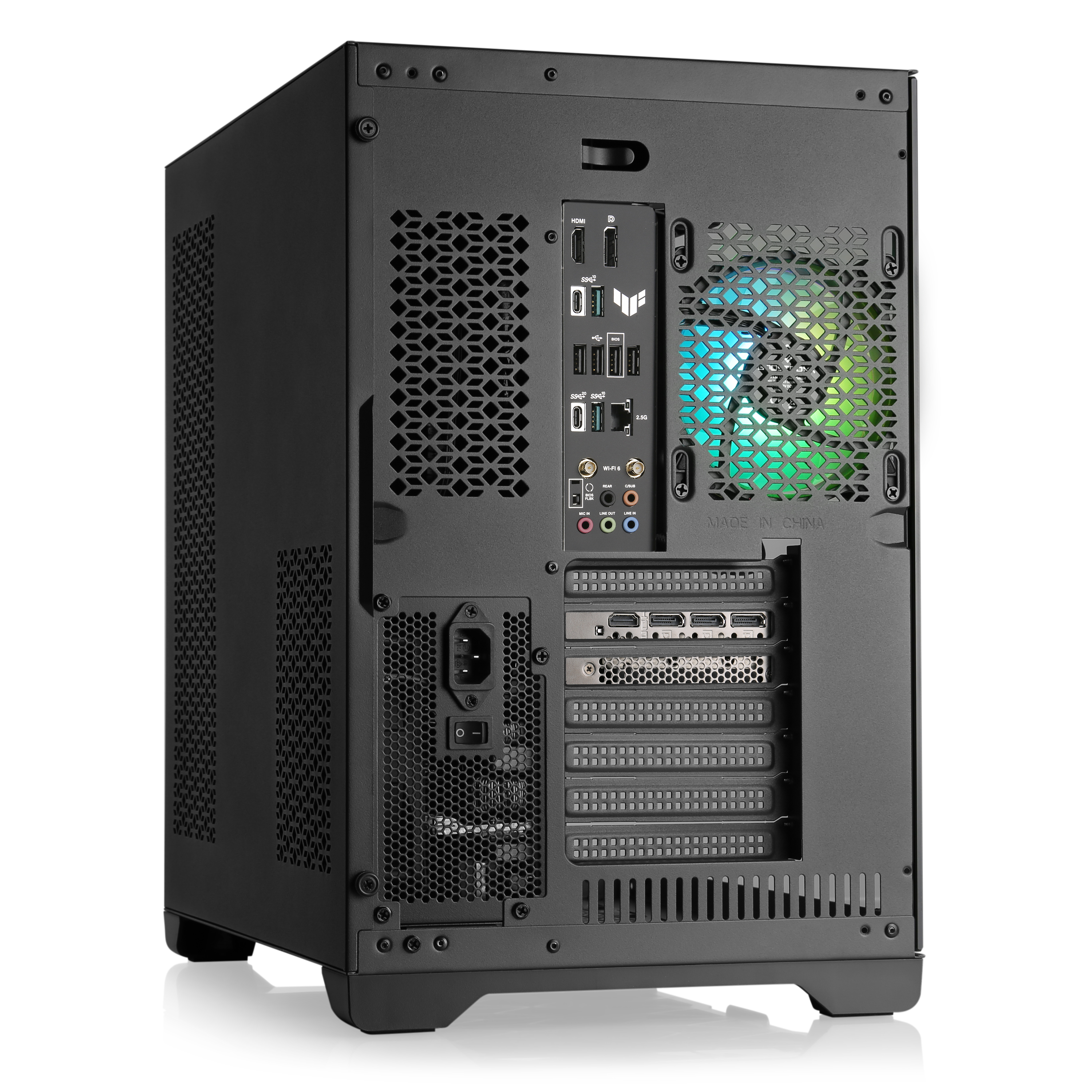 Die Rückseite eines schwarzen Computerturms mit verschiedenen Anschlüssen, Lüftungsschlitzen und einem leuchtenden Lüfter.