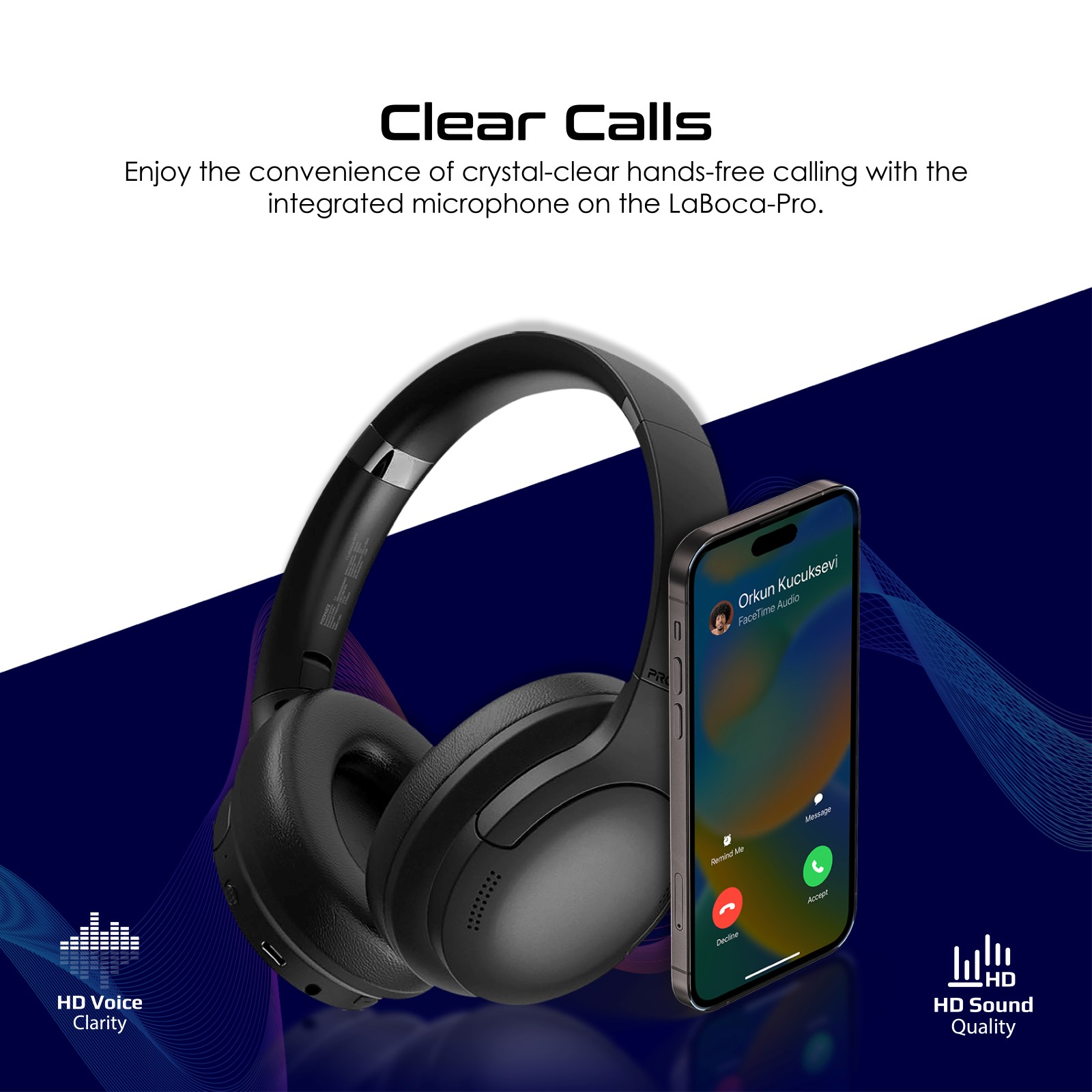Cuffie nere e un telefono che mostra una schermata di chiamata.