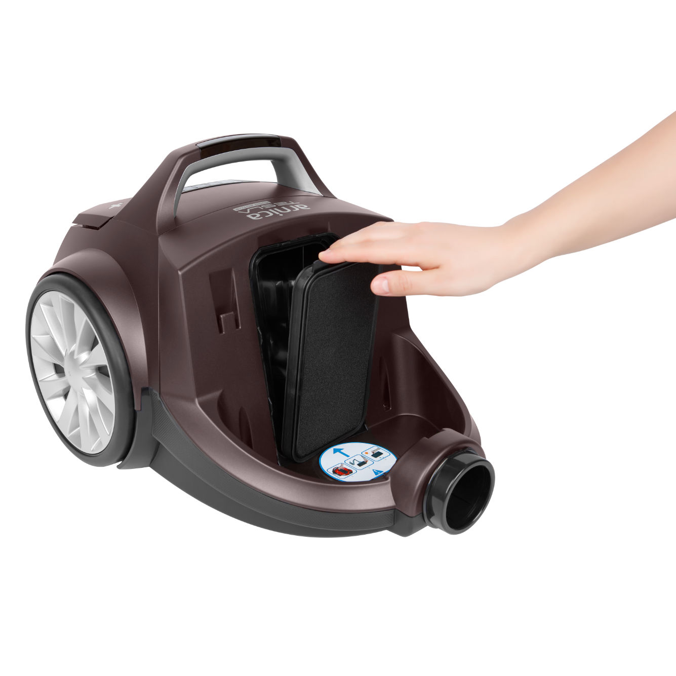 Brauner Staubsauger mit einer Hand, die ein Fach öffnet. Eine Hand öffnet ein Fach, um den Filter freizulegen.