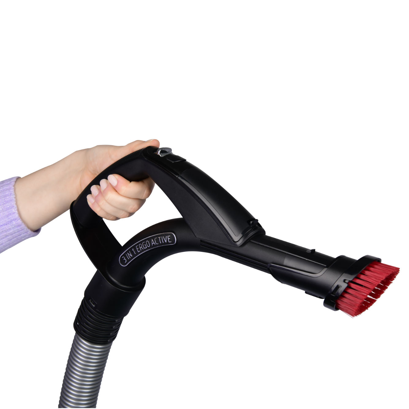 Hand hält schwarzen Staubsaugeraufsatz mit roter Bürste.