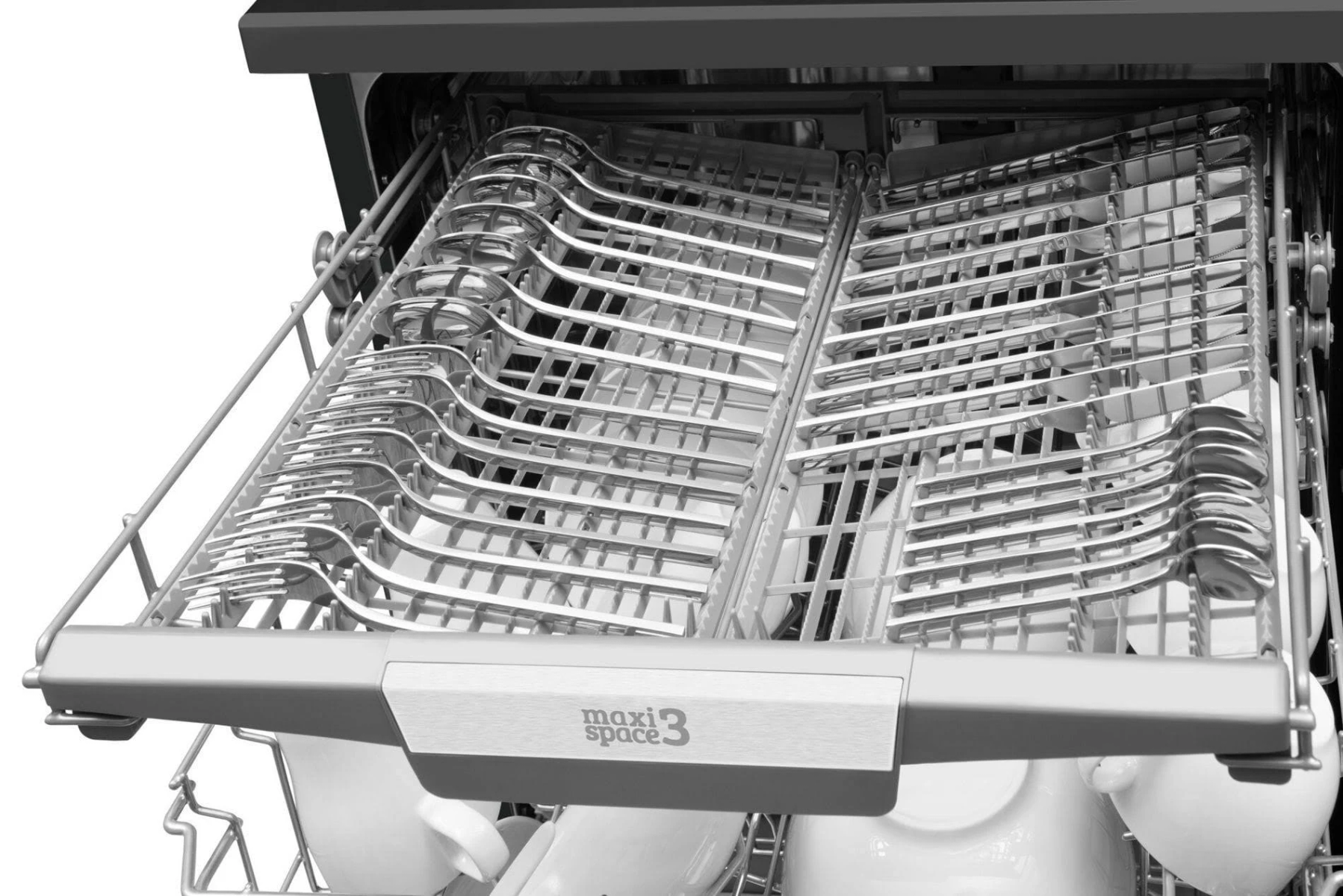 Wnętrze zmywarki z otwartymi stojakami na naczynia i sztućce, w skali szarości.