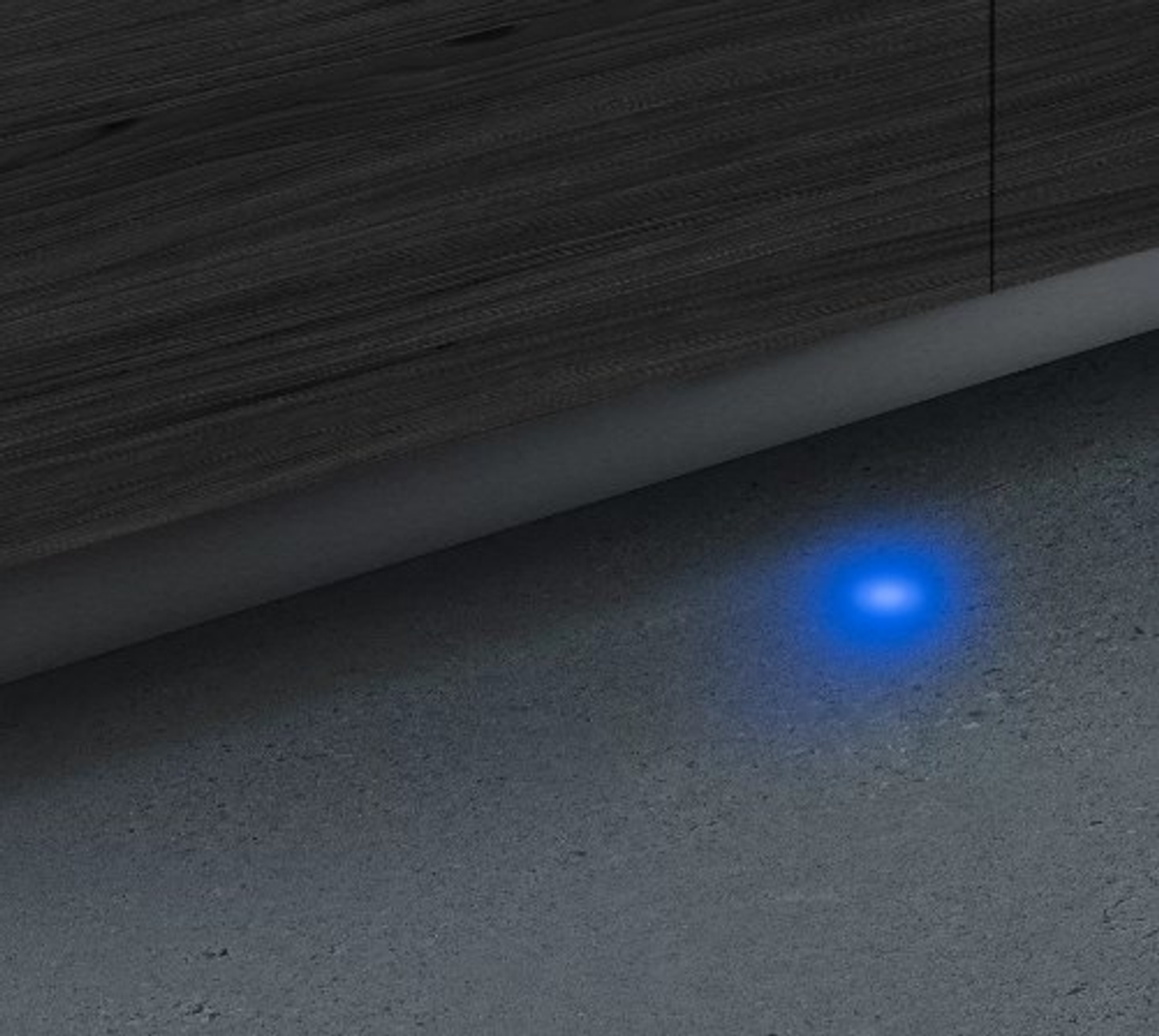 Una luce blu che brilla su una superficie di cemento.