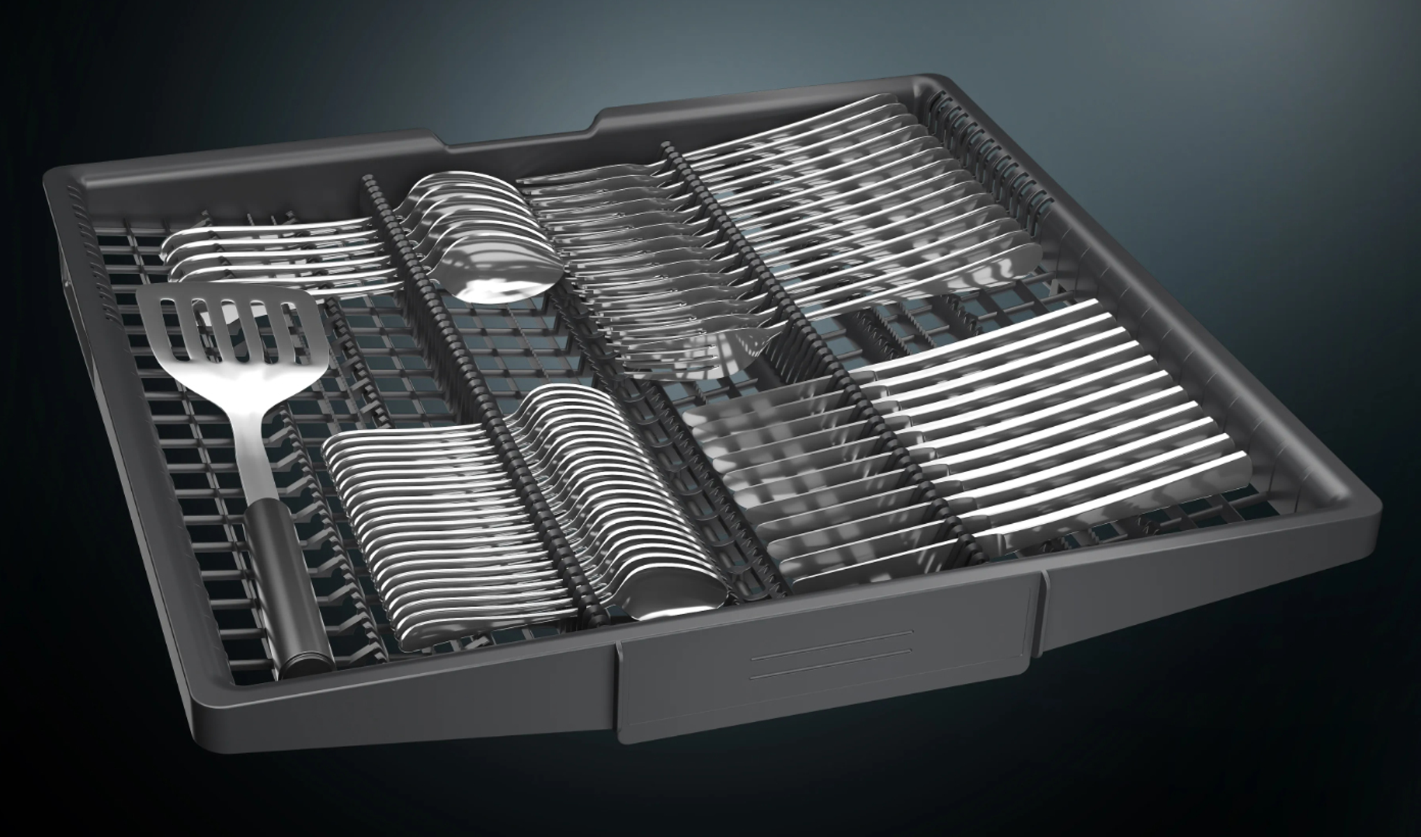 Tacka na sztućce do zmywarki. Sztućce ułożone w przegródkach. Ciemnoszara plastikowa taca, czarne tło.