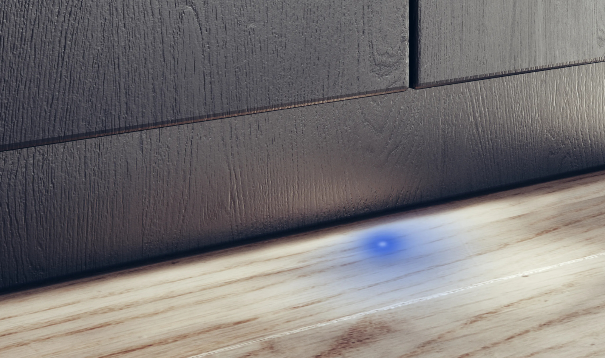 Zbliżenie drewnianej podłogi i drewnianej ściany. Świeci niebieskie światło.