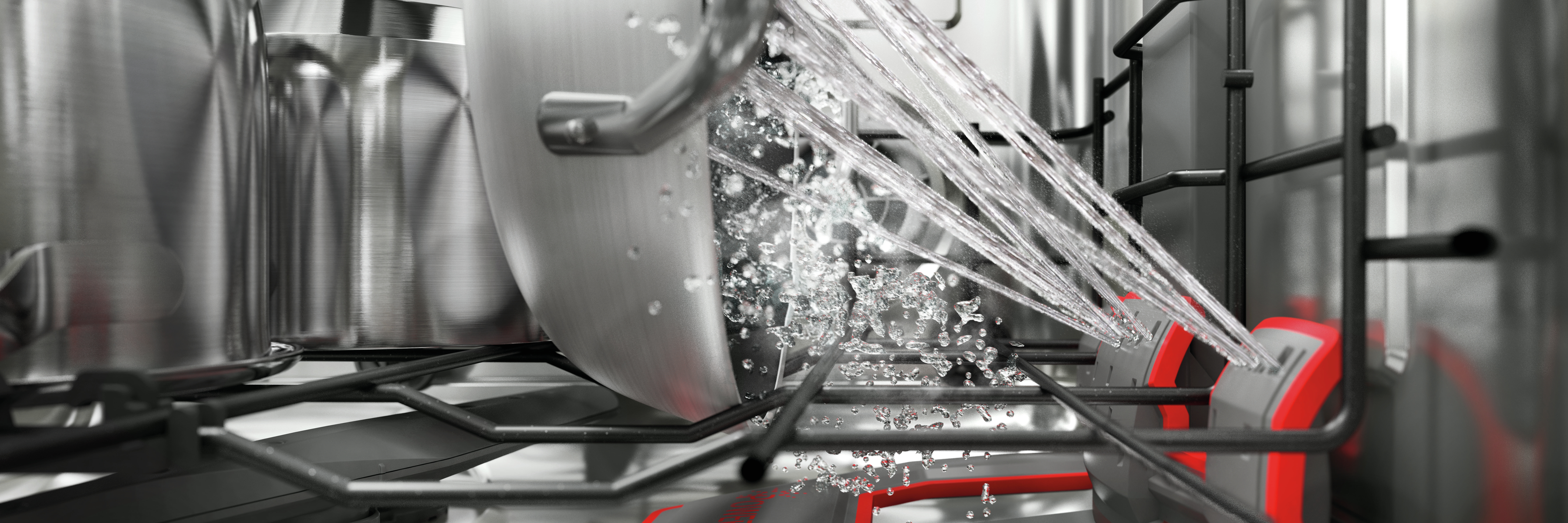 Interno lavastoviglie con una pentola in fase di lavaggio. Getto d'acqua dall'alto.