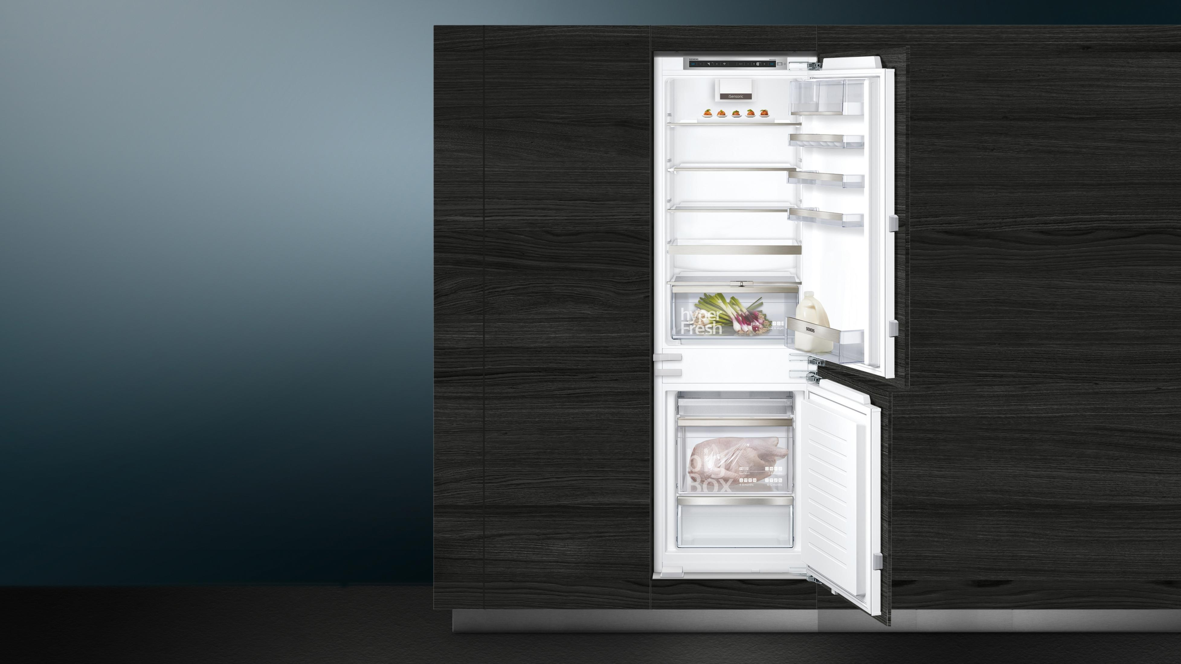 Un frigorífico moderno con las puertas abiertas, se ven estantes y cajones dentro del frigorífico.