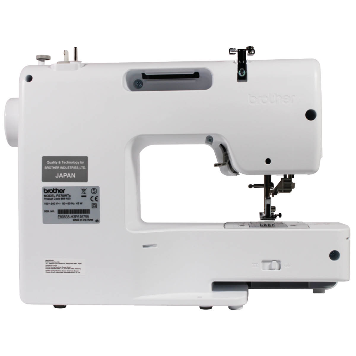 Biała maszyna do szycia Brother, widok z góry, z tekstem: Quality & Technology by Brother Industries Ltd. Japan.
