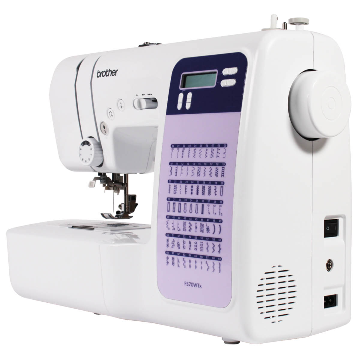 Biała maszyna do szycia Brother z fioletowym panelem sterowania i wyświetlaczem. Posiada igłę i różne przyciski.