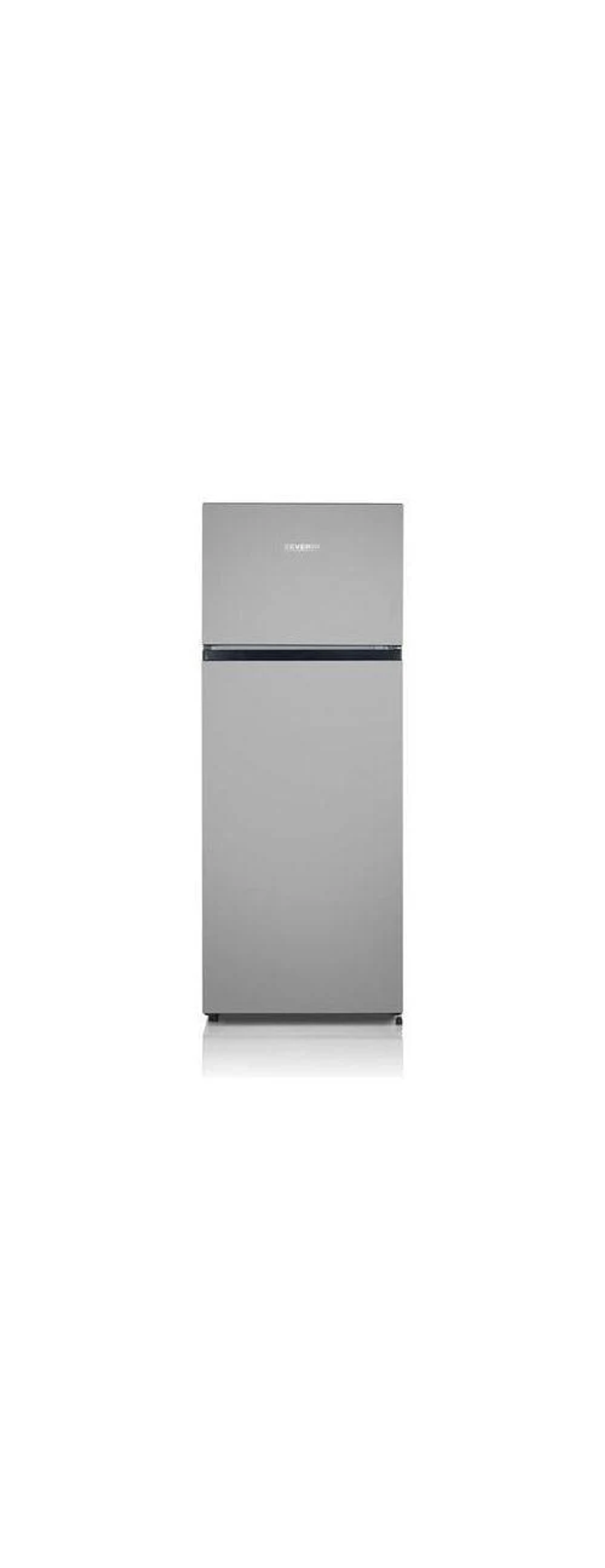 Silberner Kühlschrank mit oberem Gefrierfach, freistehend auf weißem Hintergrund.