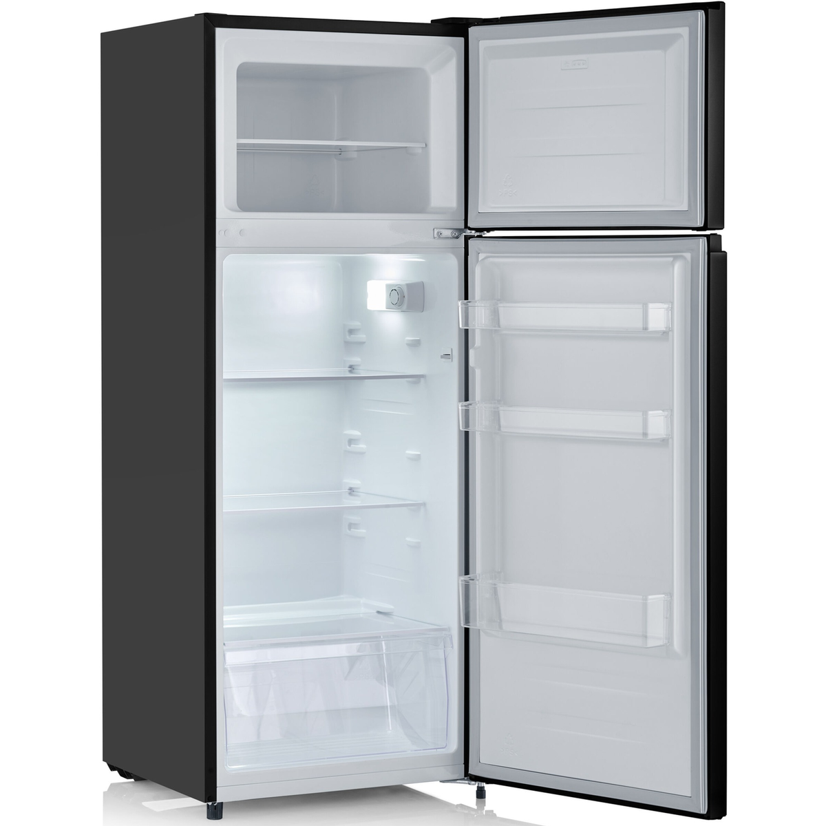 Schwarz-weißer Kühlschrank mit offenen Türen. Im Inneren befinden sich Regale und eine Schublade.