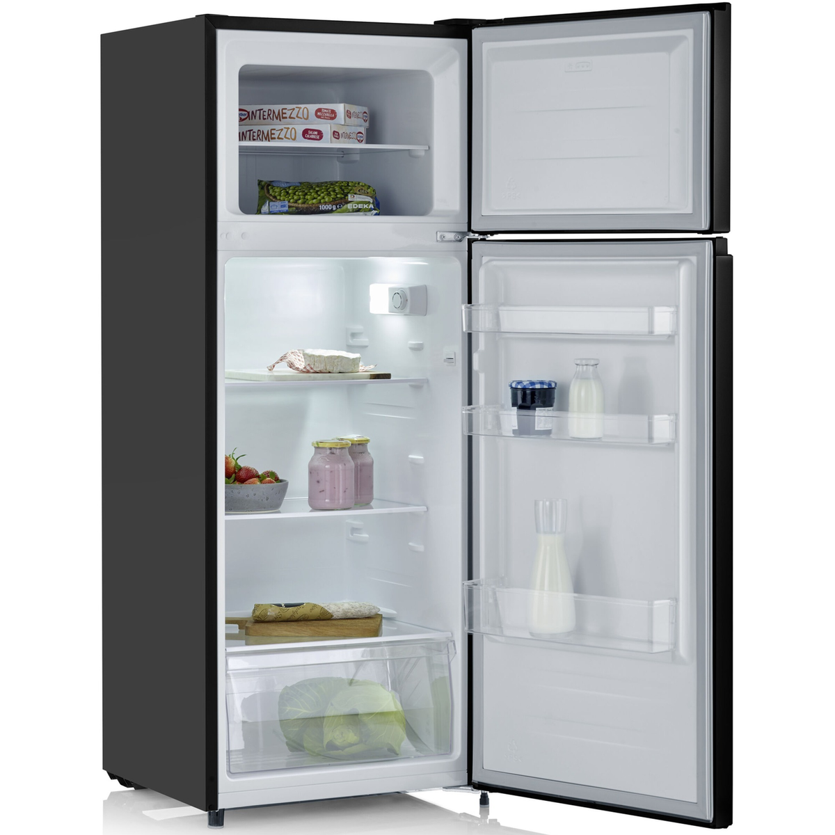 Schwarzer Kühlschrank mit offener Tür, die das Innere zeigt. Er enthält Lebensmittel wie Gemüse, Gläser und Flaschen. Weißer Hintergrund.