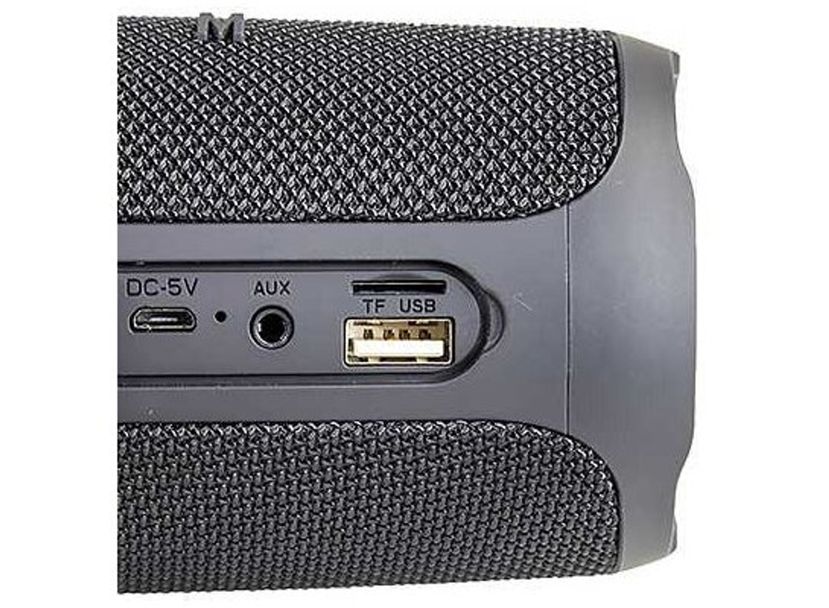 Nahaufnahme eines schwarzen Lautsprechers mit Anschlüssen: DC-5V, AUX, TF, USB. Mesh-Oberseite.