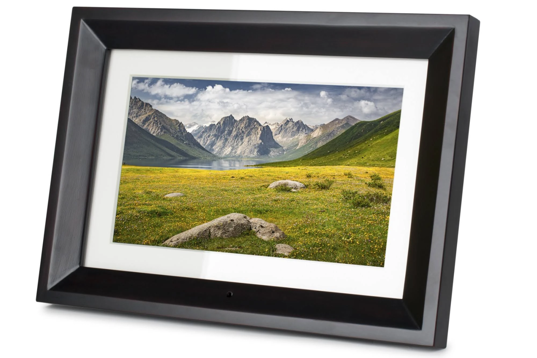 Cornice digitale che mostra un paesaggio con montagne, un lago e campi verdi sotto un cielo nuvoloso.