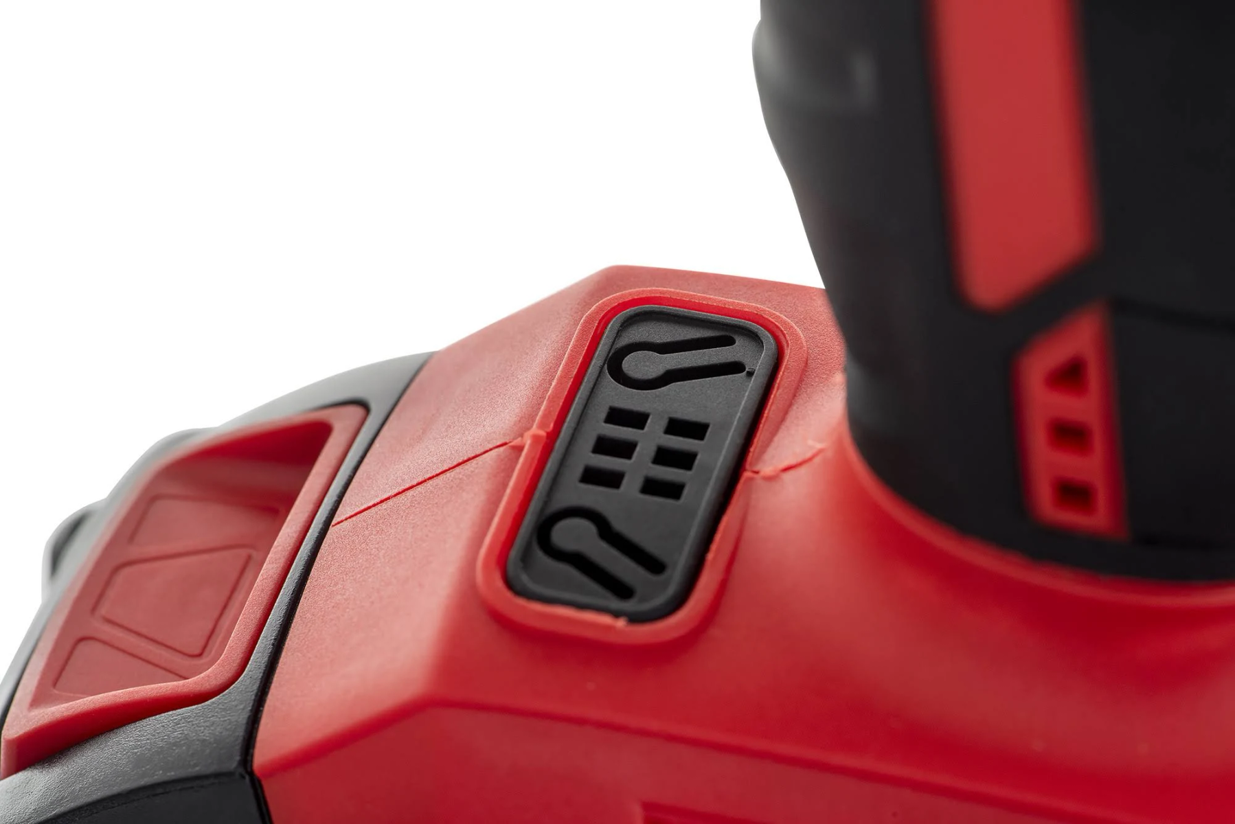 Zbliżenie na czerwono-czarny panel sterowania elektronarzędzia z przyciskami i otworami wentylacyjnymi.