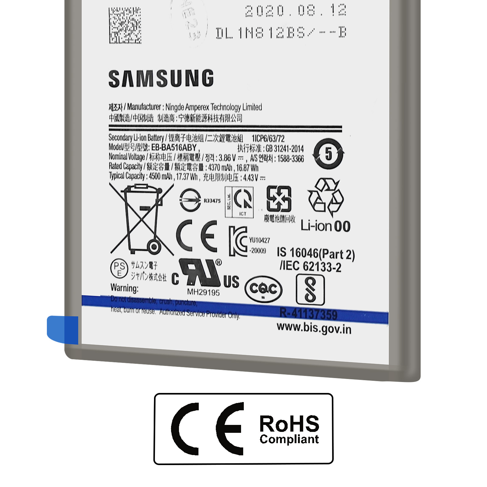 Samsung-Batteriezelle mit Markierungen und Recyclingsymbolen. Weißer Hintergrund.