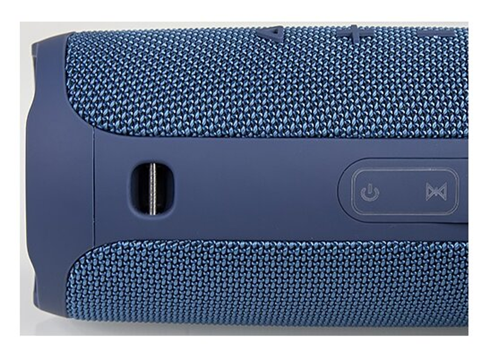 Zbliżenie na niebieski głośnik z siatką z tkaniny, pokazujące port USB i przyciski zasilania/odtwarzania.