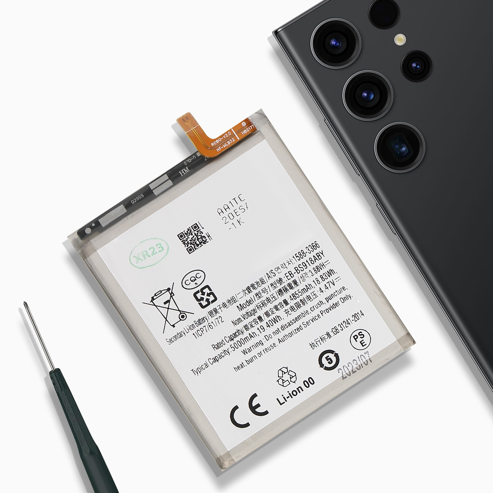 Ein Smartphone-Akku, ein Telefon mit mehreren Kameras und ein Werkzeug auf einer grauen Oberfläche.