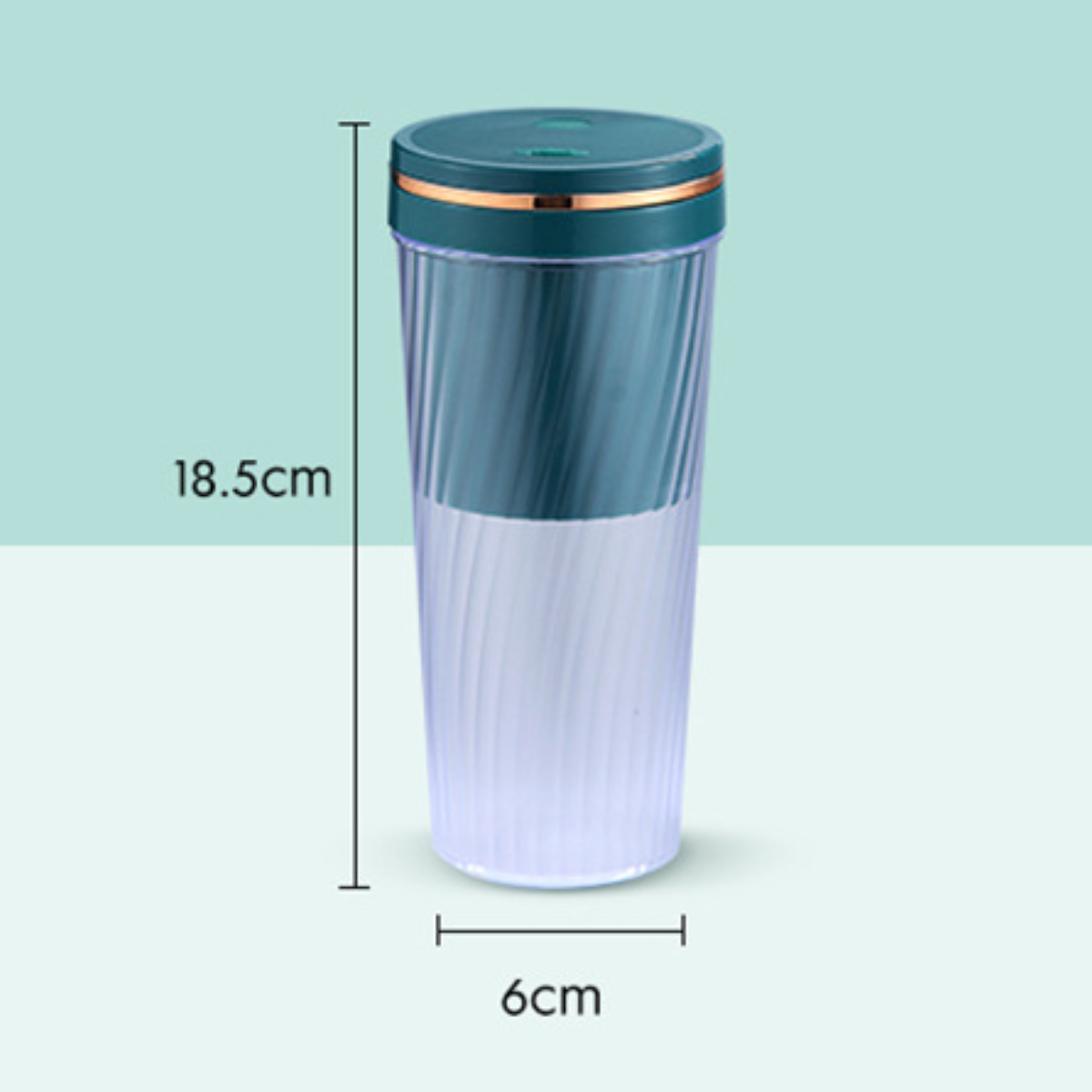 Eine transparente, teal- und weißfarbene Wasserflasche mit Messetikett.