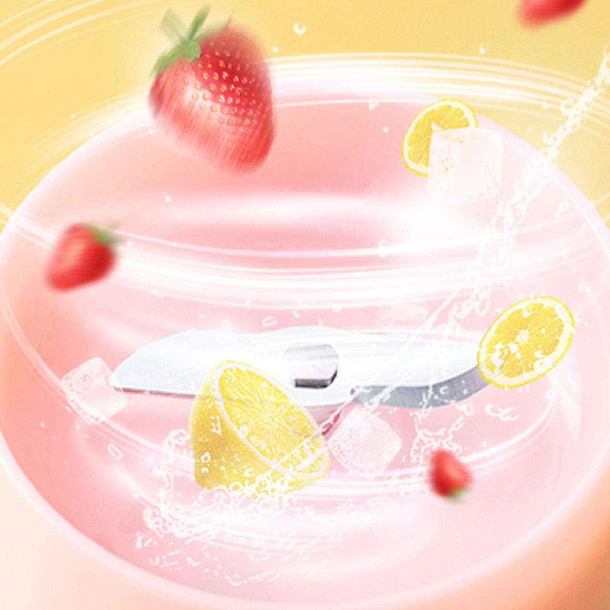Rosa Flüssigkeit mit Erdbeeren, Zitronen und Eiswürfeln, die sich darin drehen.