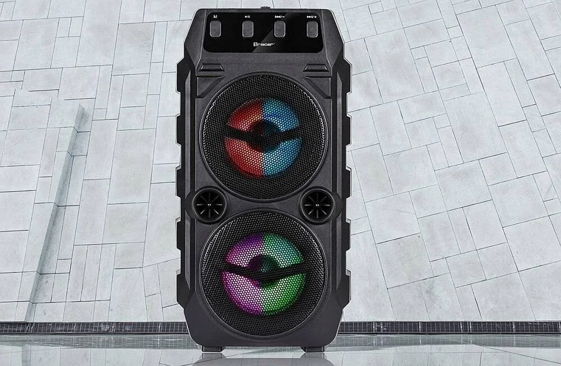 Czarne okulary przeciwsłoneczne z czerwonymi zausznikami.