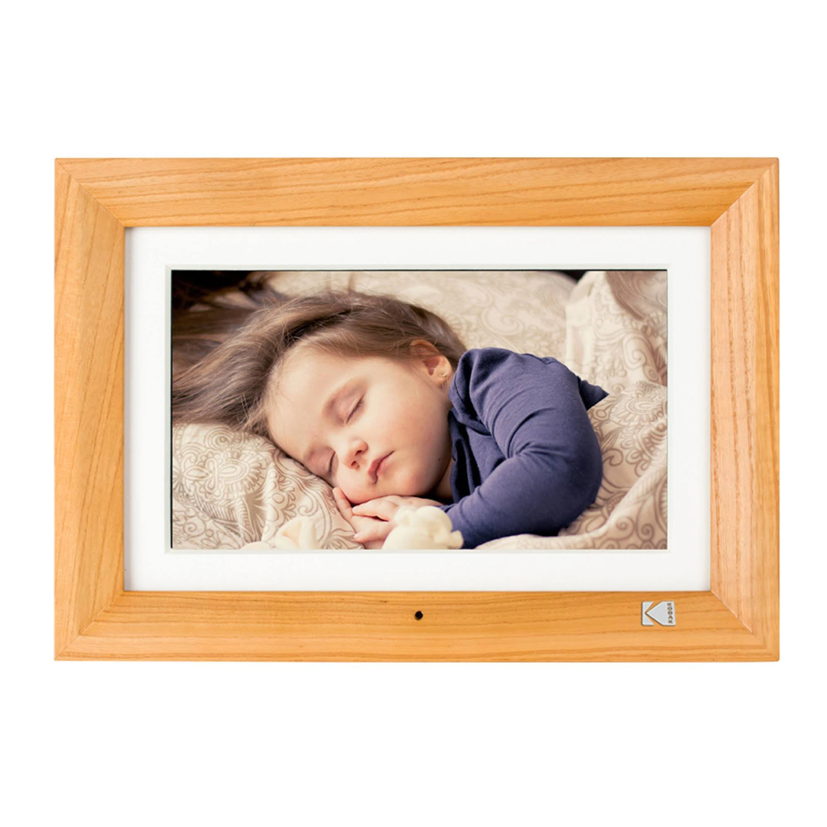 Un niño durmiendo en un marco de fotos. El marco es color madera, el niño está en la cama.