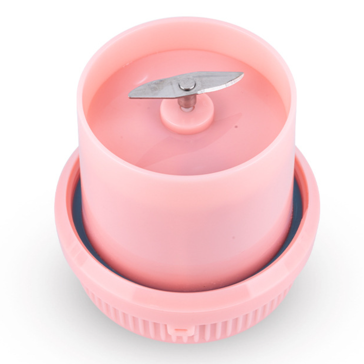 Ein rosa Mixer, geöffnet, mit einer silbernen Klinge oben.