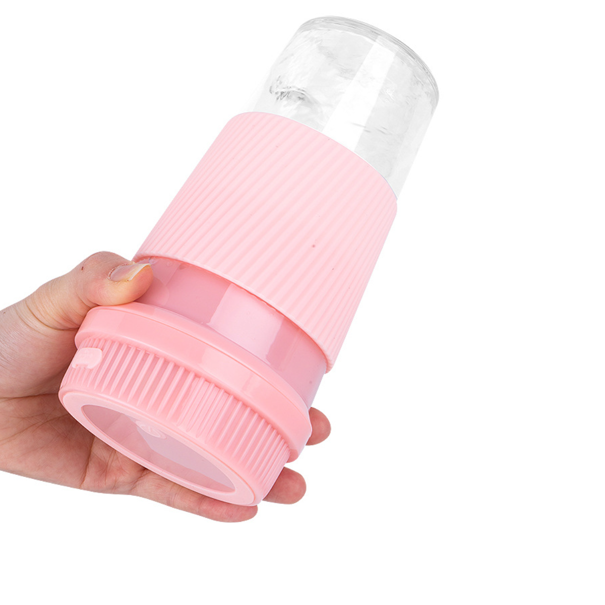 Eine Hand hält einen rosa und durchsichtigen Plastikbecher. Der Becher hat einen rosa Boden und einen durchsichtigen Deckel.