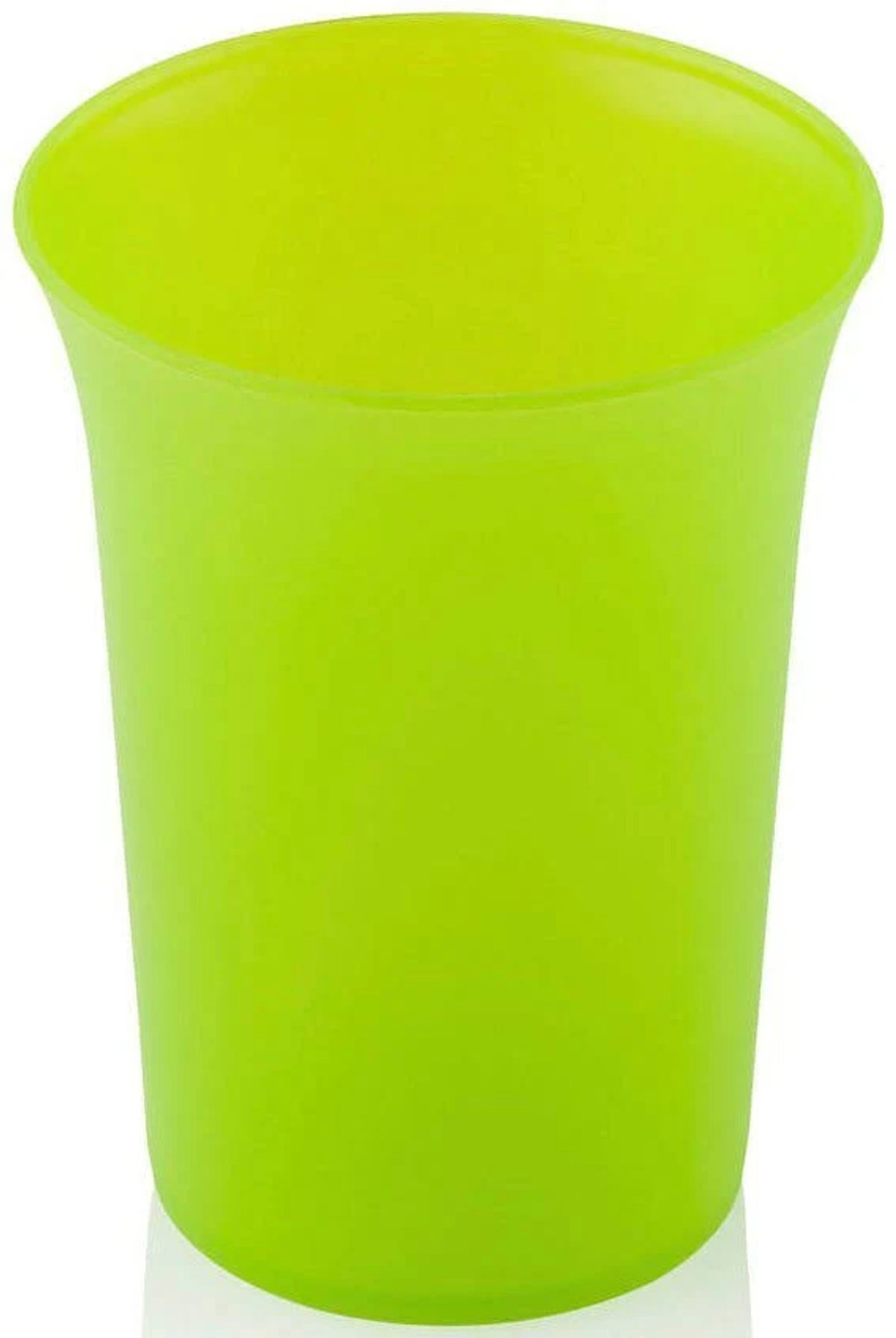 Limettengrüner Plastikbecher, hoch und schlank, mit leicht ausgestelltem oberen Rand, schlichter weißer Hintergrund.