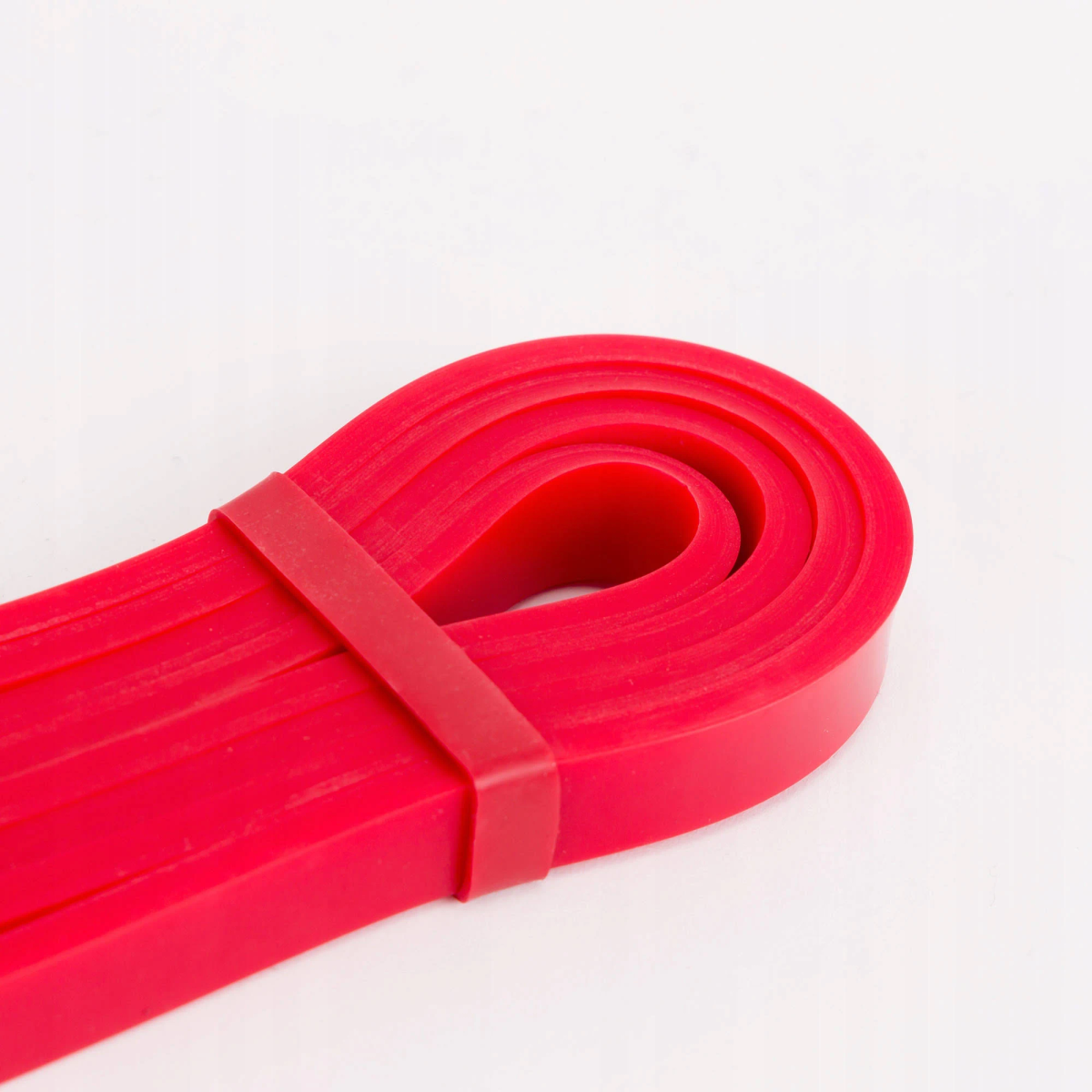 Ein rotes Widerstandsband ist über sich selbst gefaltet.
