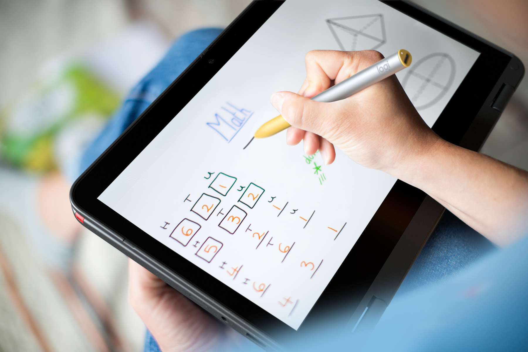 Osoba pisząca matematykę na tablecie rysikiem, pokazując równania i kształty geometryczne.