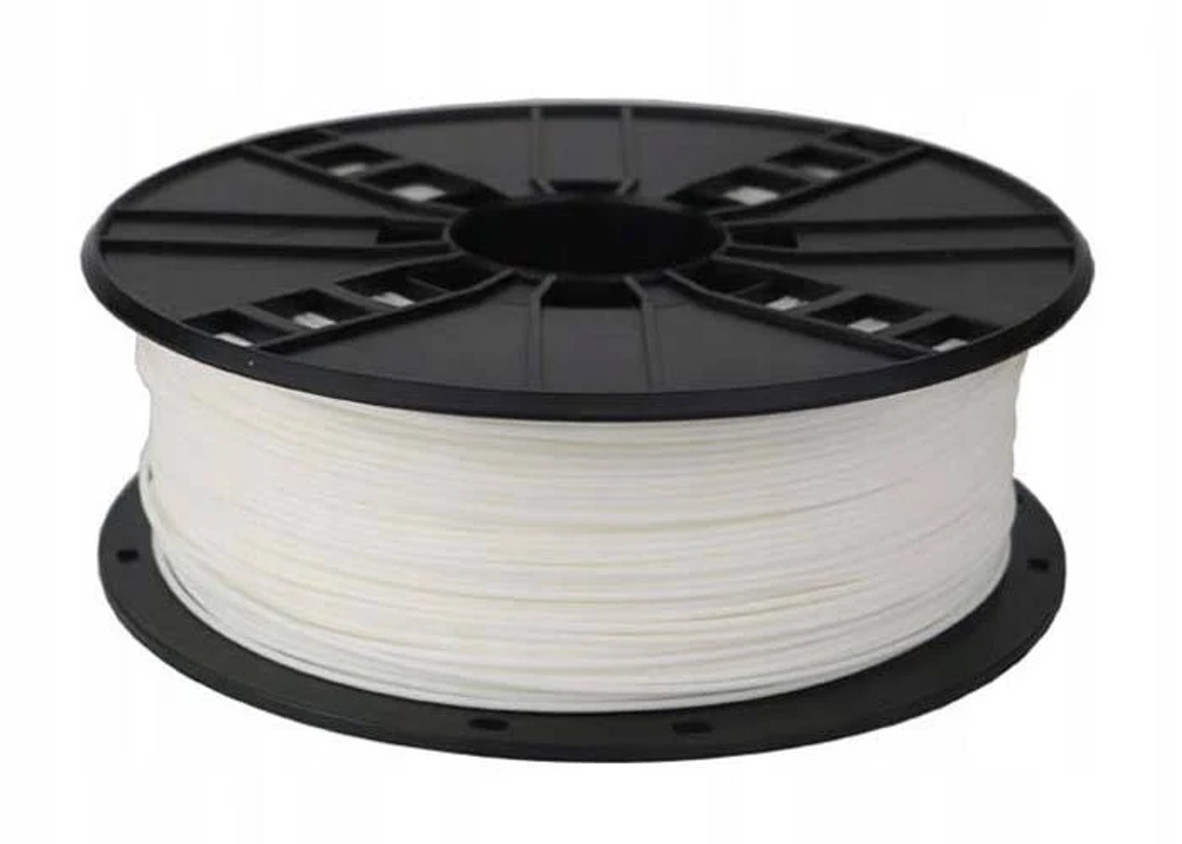 Eine Spule mit weißem Filament für einen 3D-Drucker auf weißem Hintergrund.