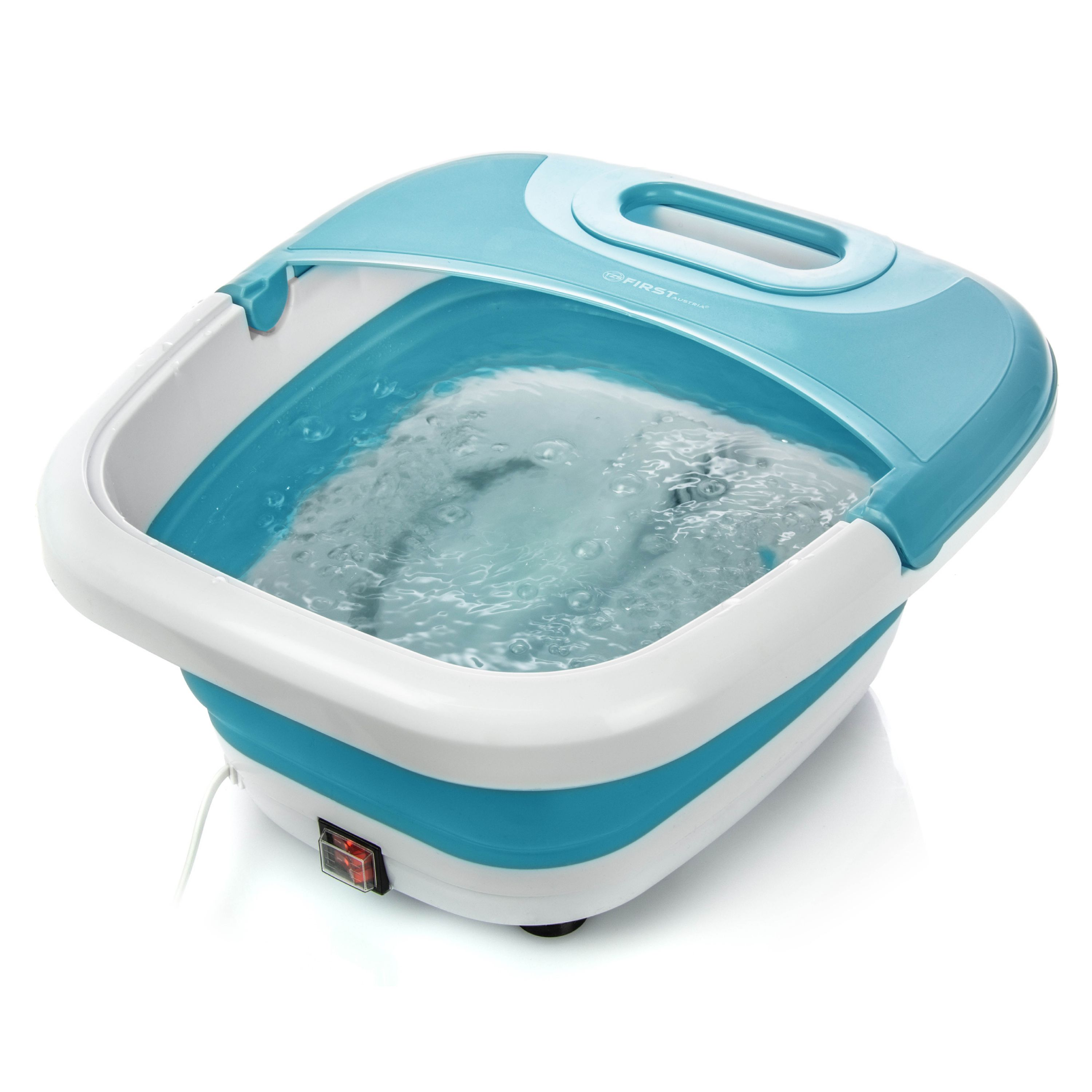 Ein blau-weißes Fußbad mit Wasser und Blasen. Weißer Hintergrund.