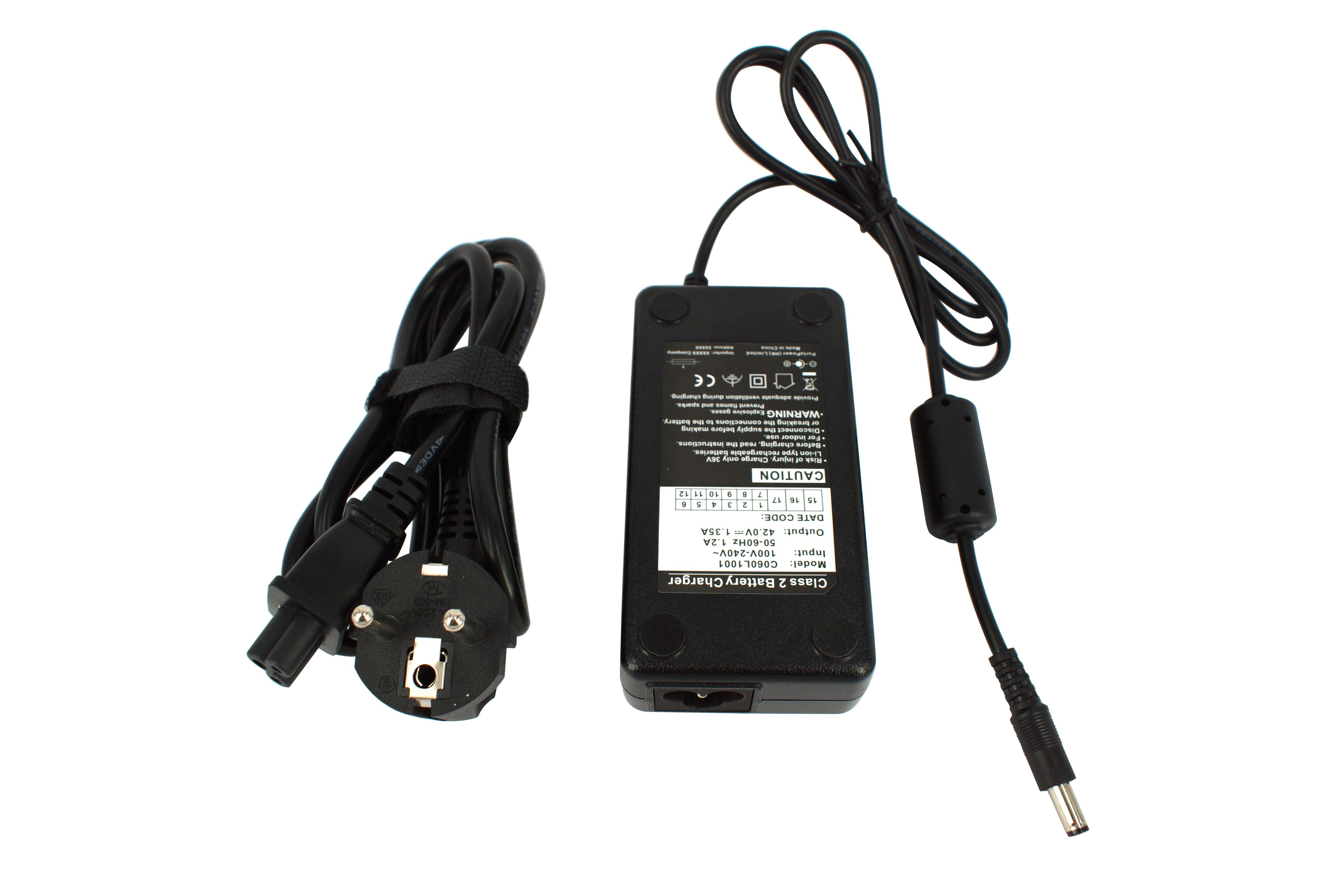 Ein schwarzes Laptop-Ladegerät mit Stecker, Netzteil und Gleichstromanschluss, alles auf weißer Oberfläche.