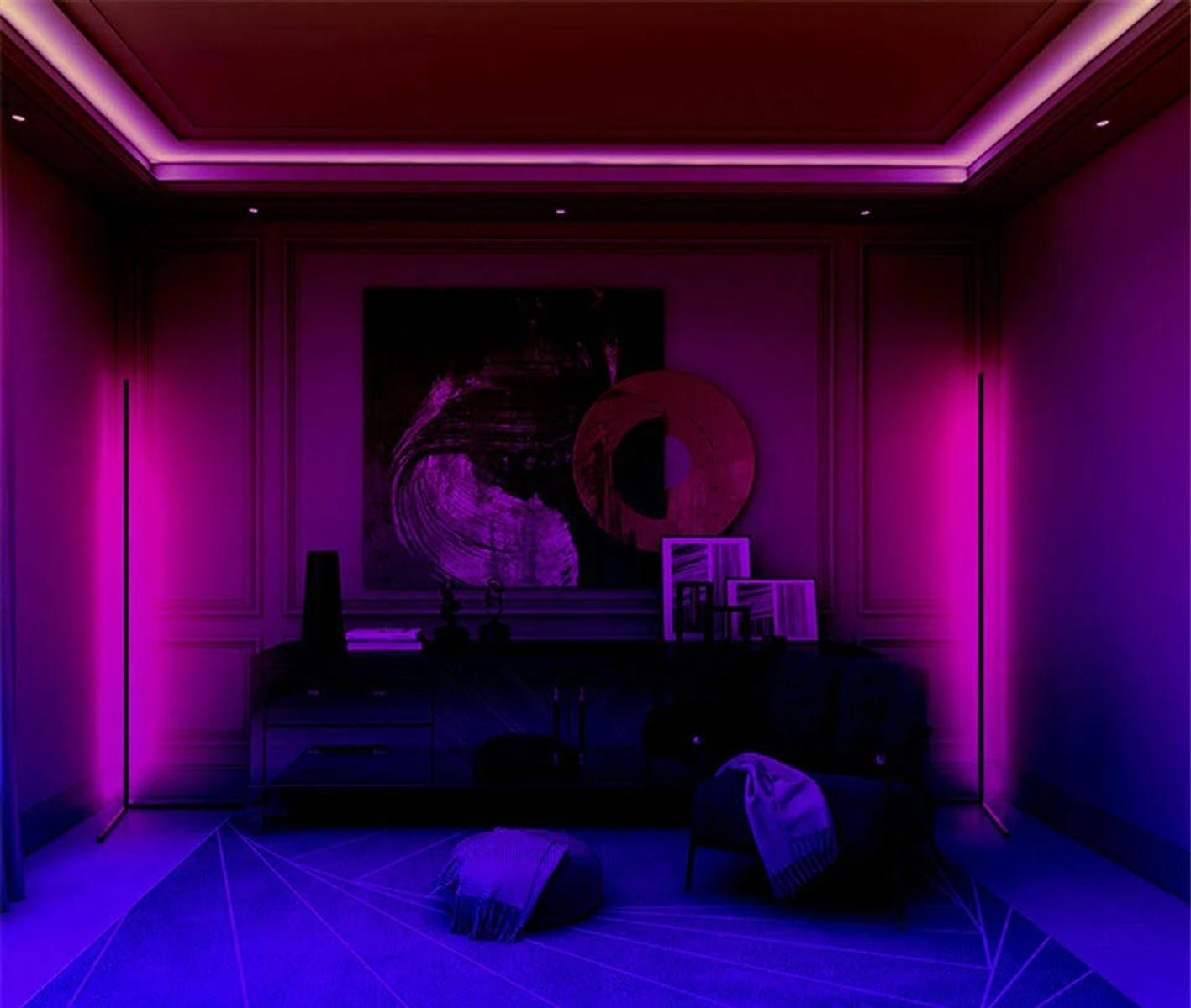 Una stanza con illuminazione rosa e viola. Due lampade da terra. Mobili scuri e un dipinto sulla parete.